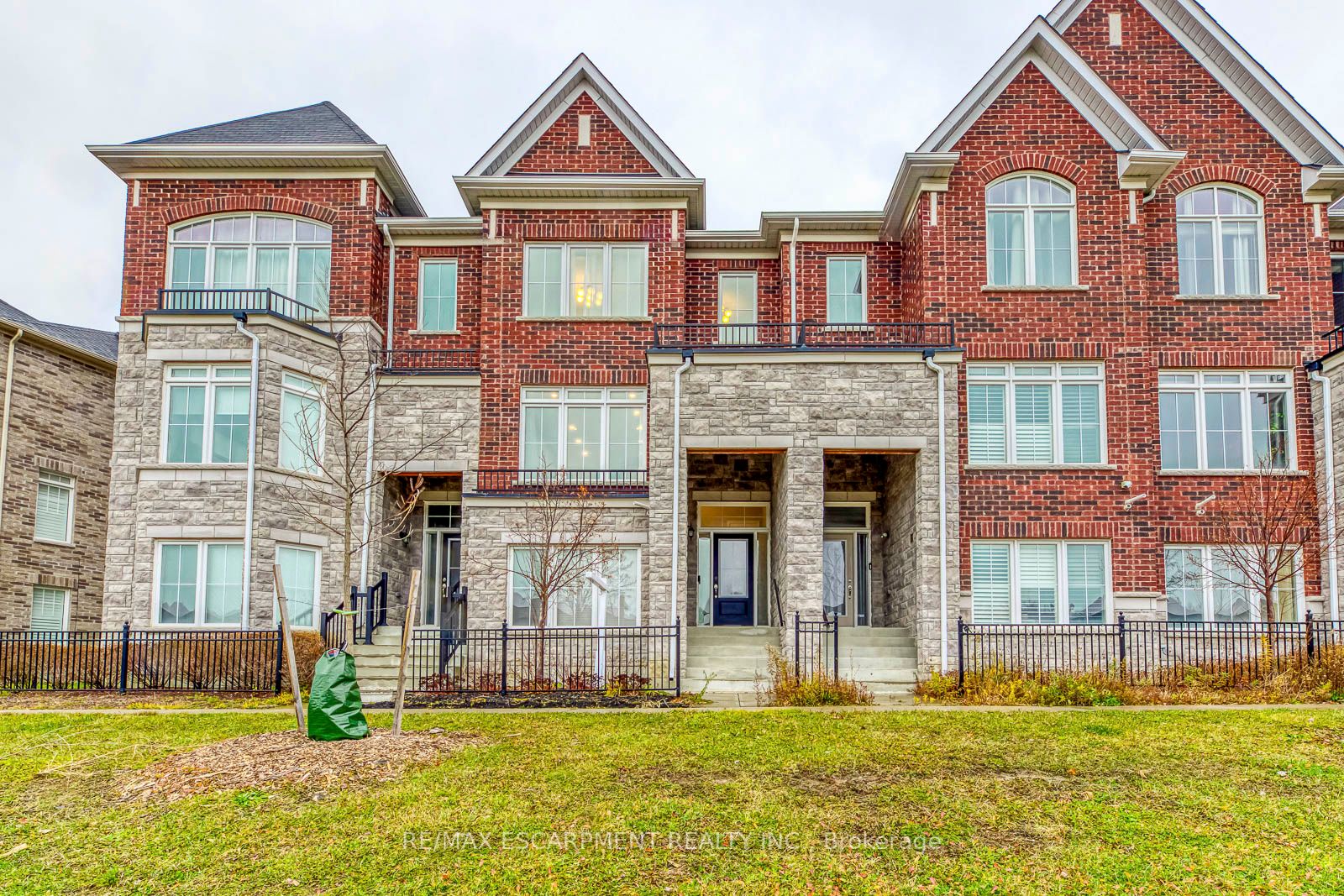 221 Dundas Way