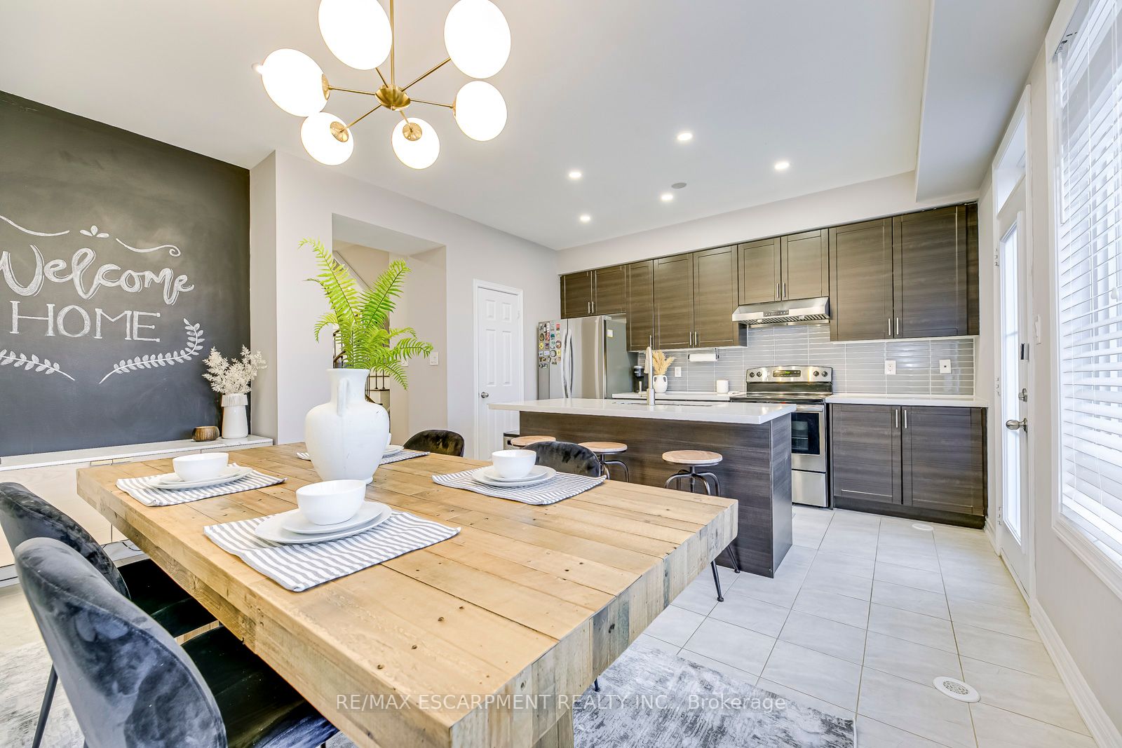 221 Dundas Way