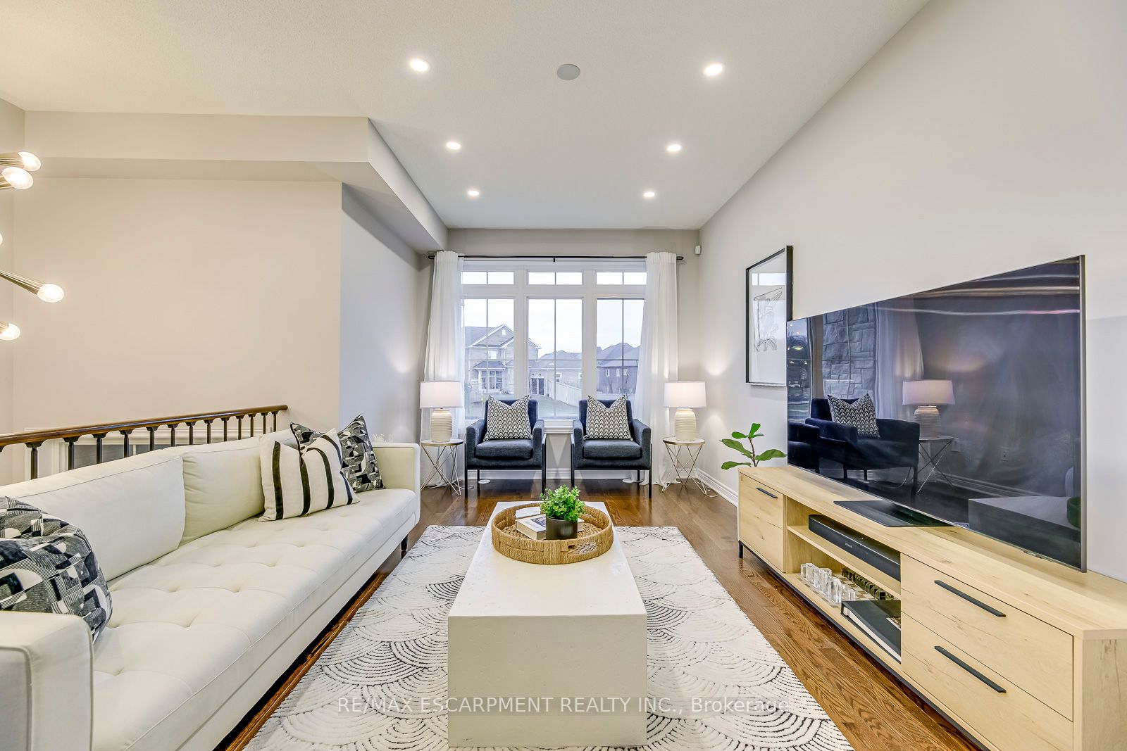 221 Dundas Way