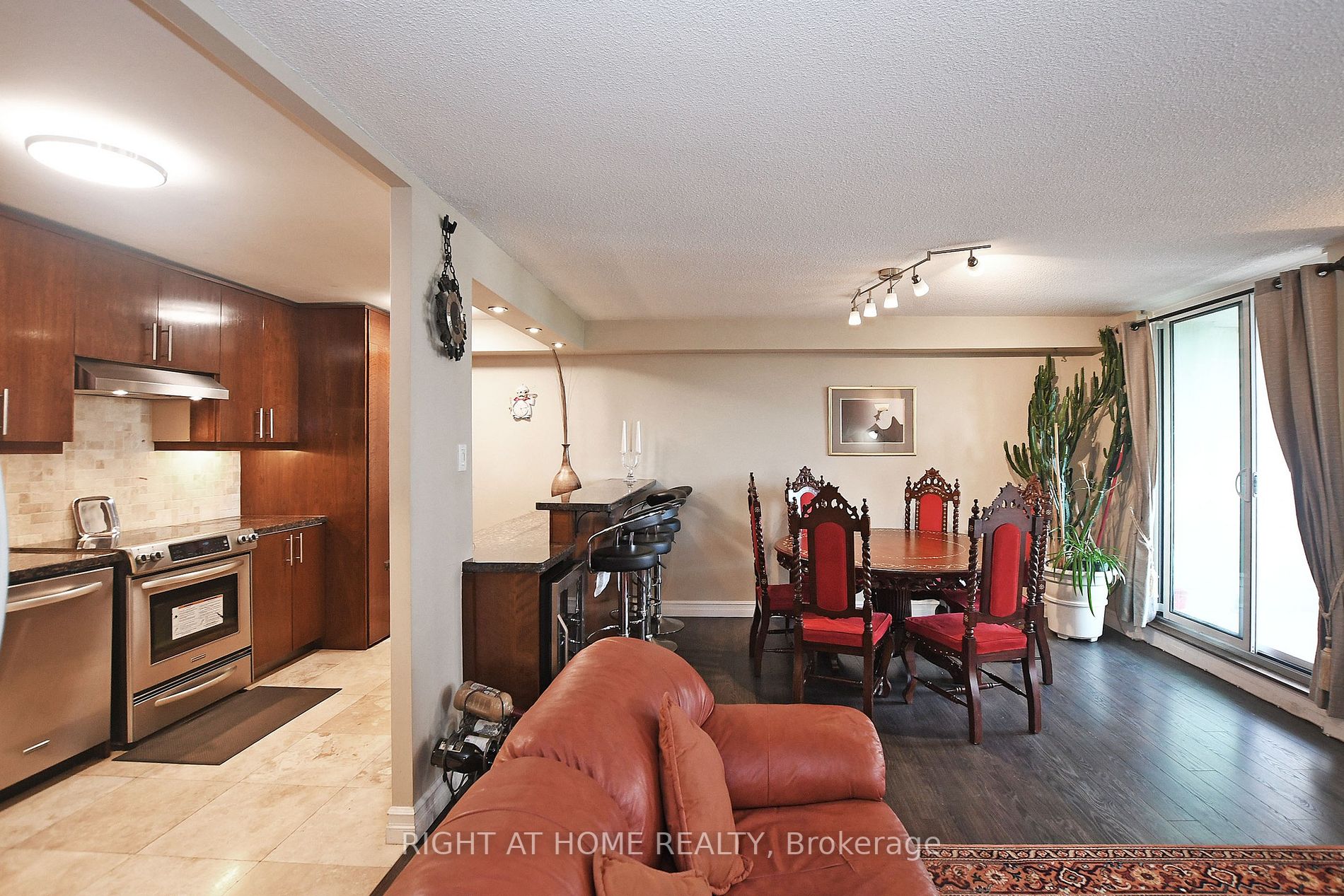 60 Inverlochy Blvd, #806