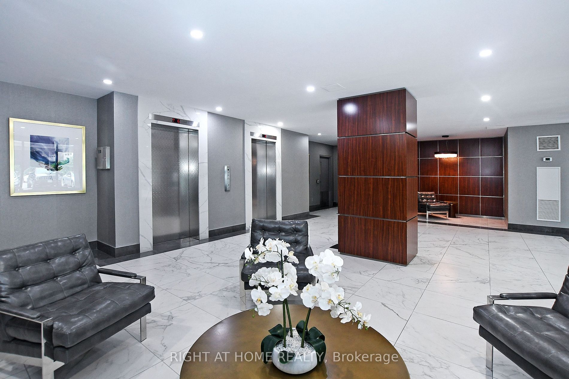 60 Inverlochy Blvd, #806
