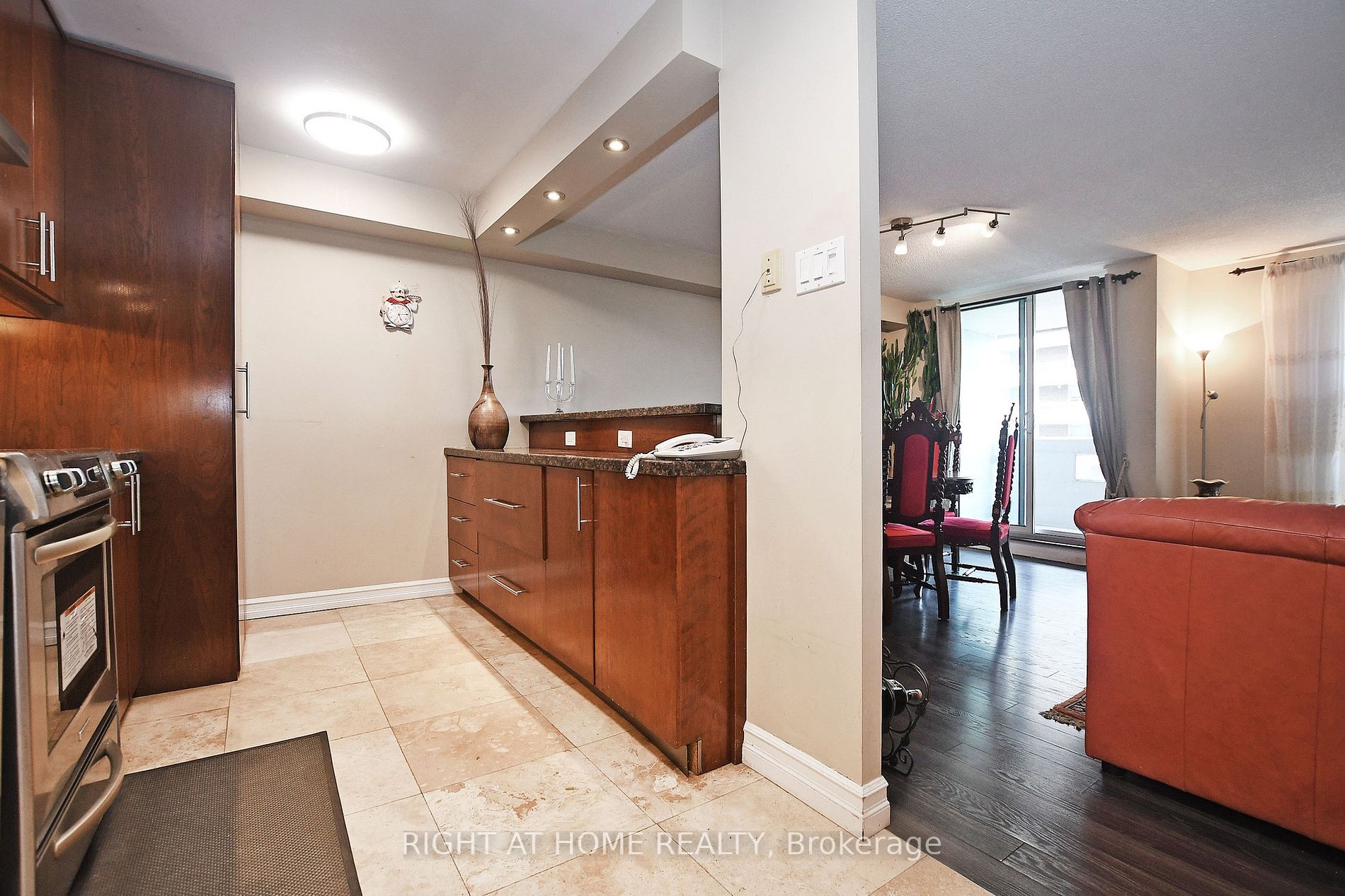 60 Inverlochy Blvd, #806