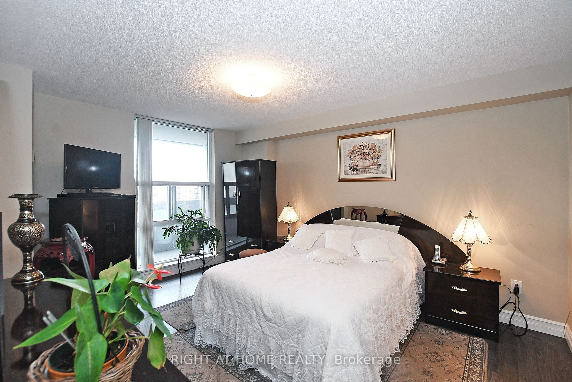 60 Inverlochy Blvd, #806