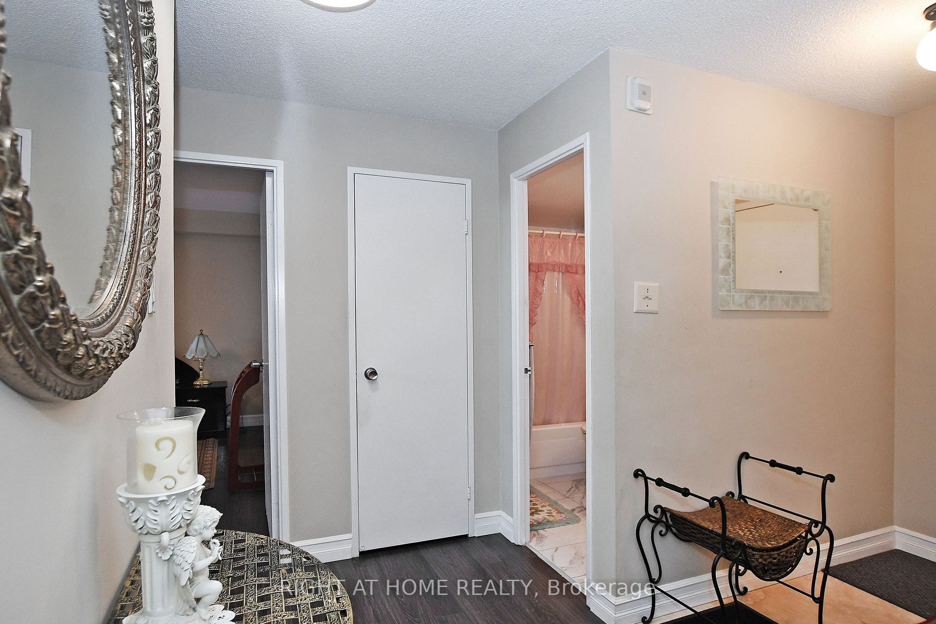 60 Inverlochy Blvd, #806