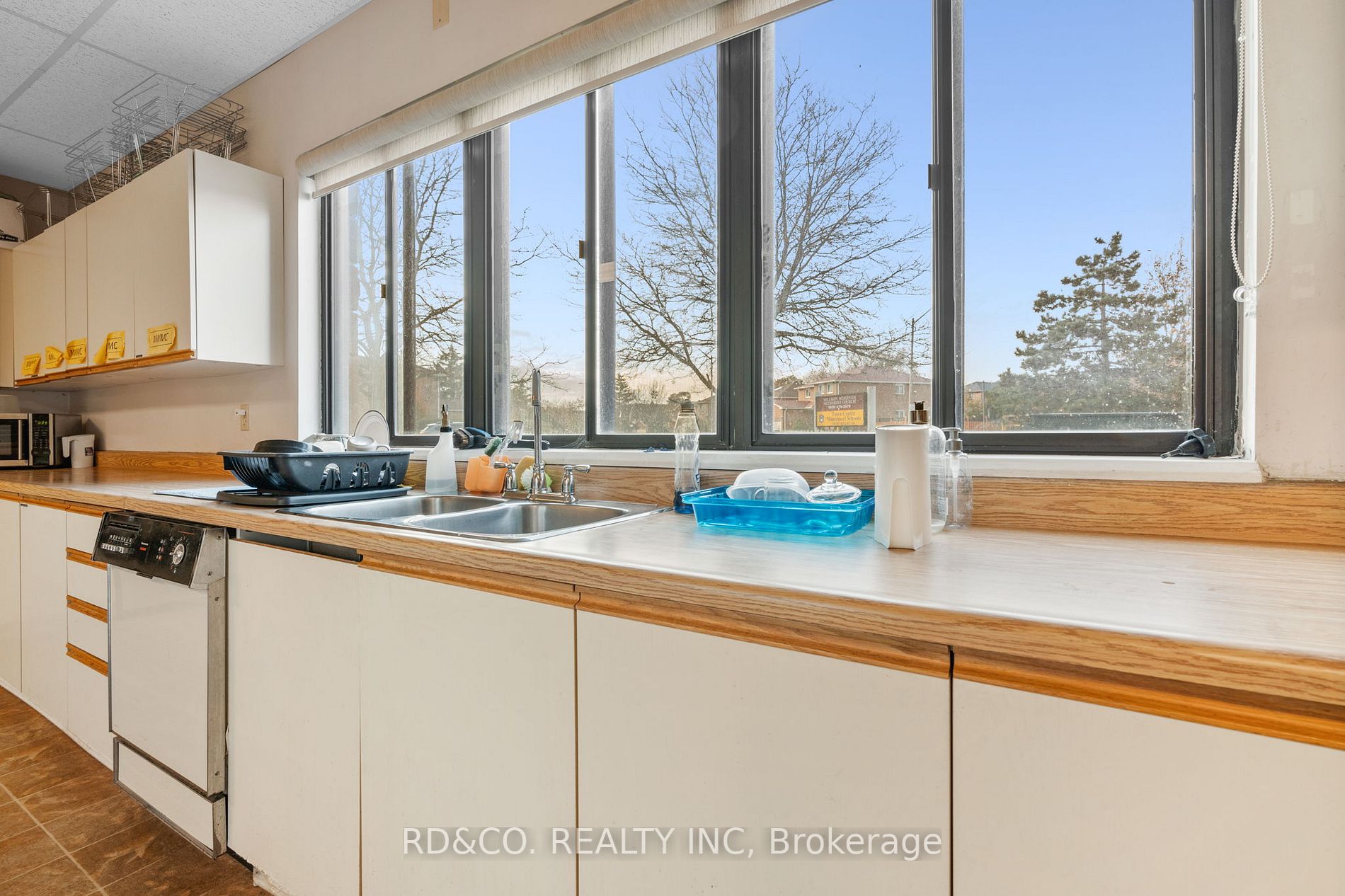 3 Clayton Dr W