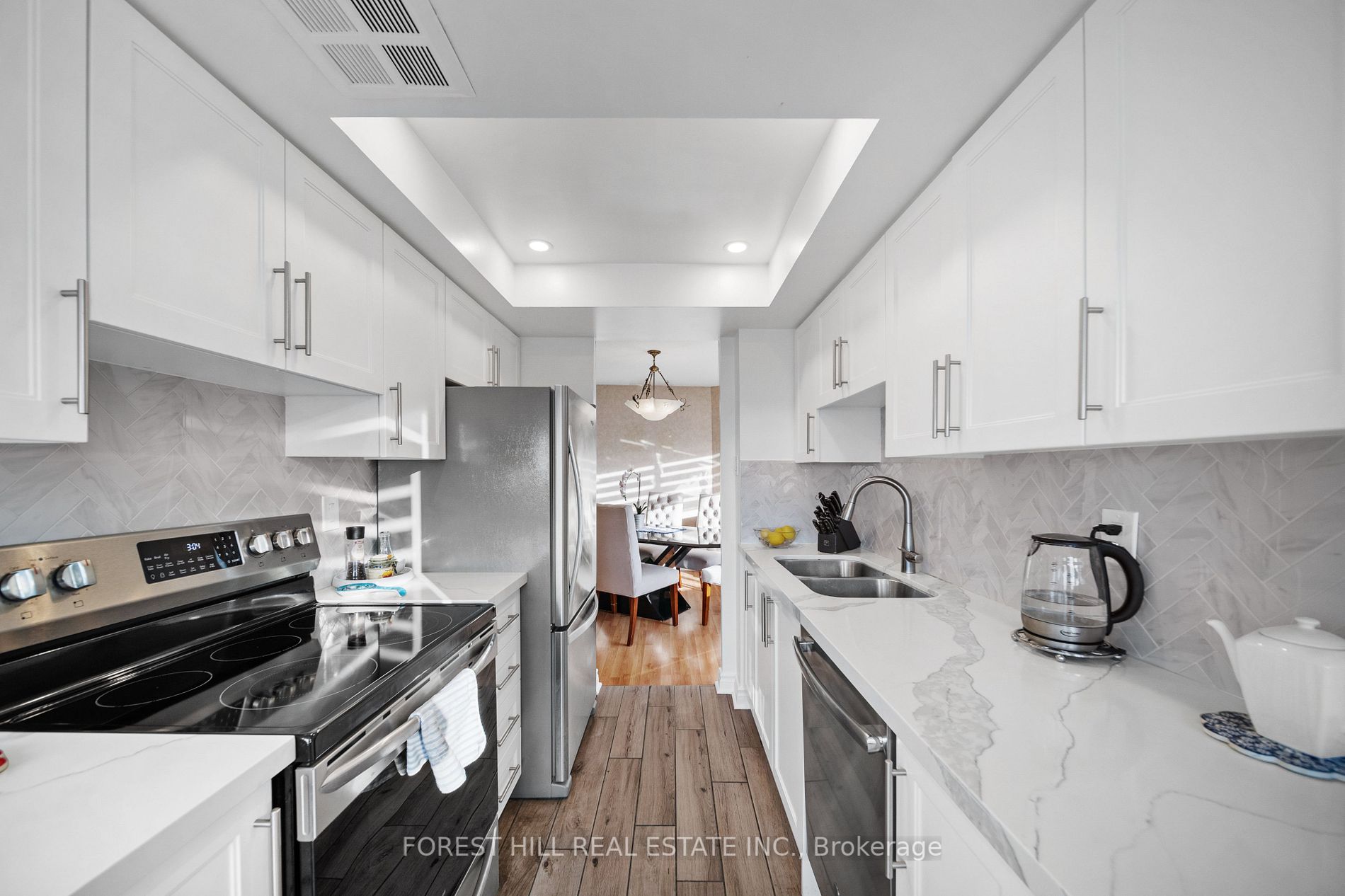 7440 Bathurst St, #811