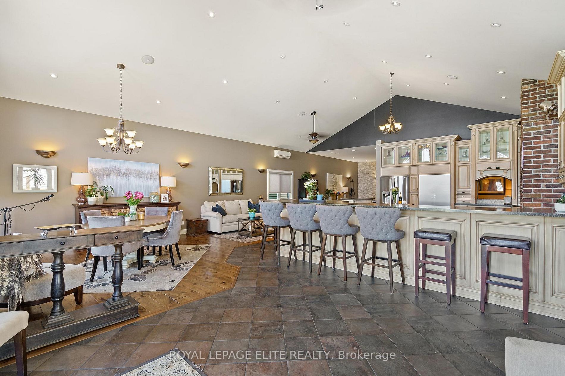 713 Lake Dr E