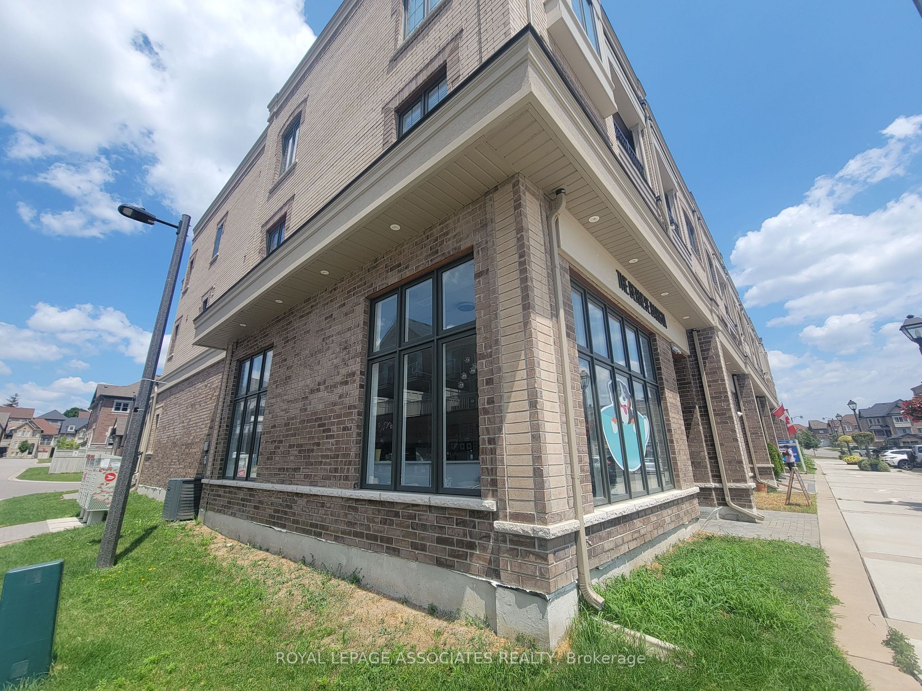 6 Nipigon Ave