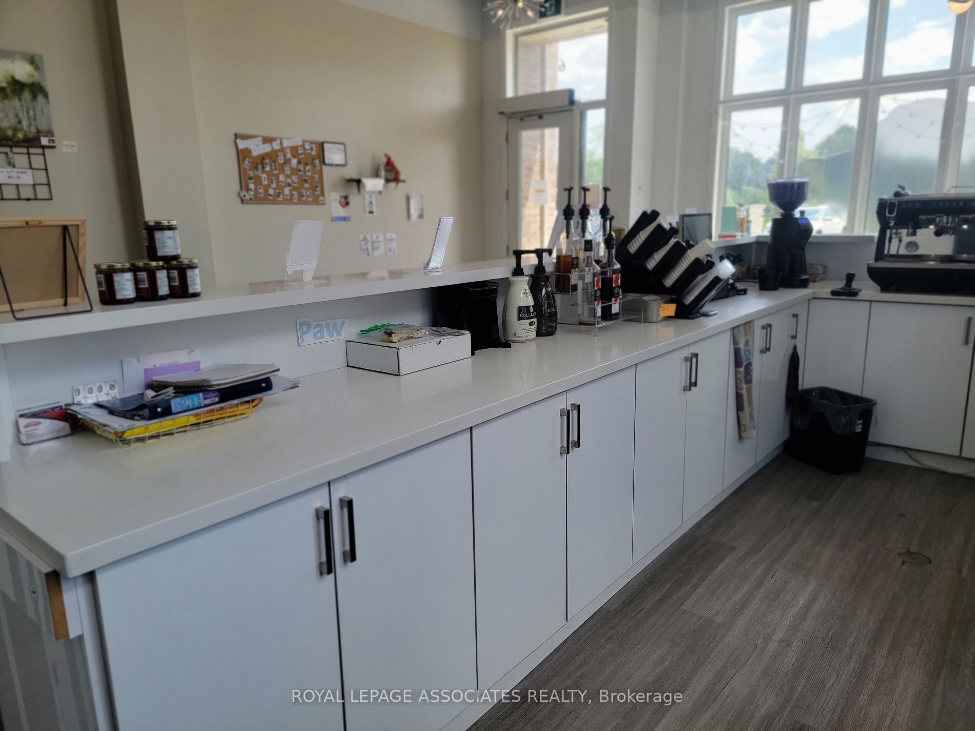 6 Nipigon Ave