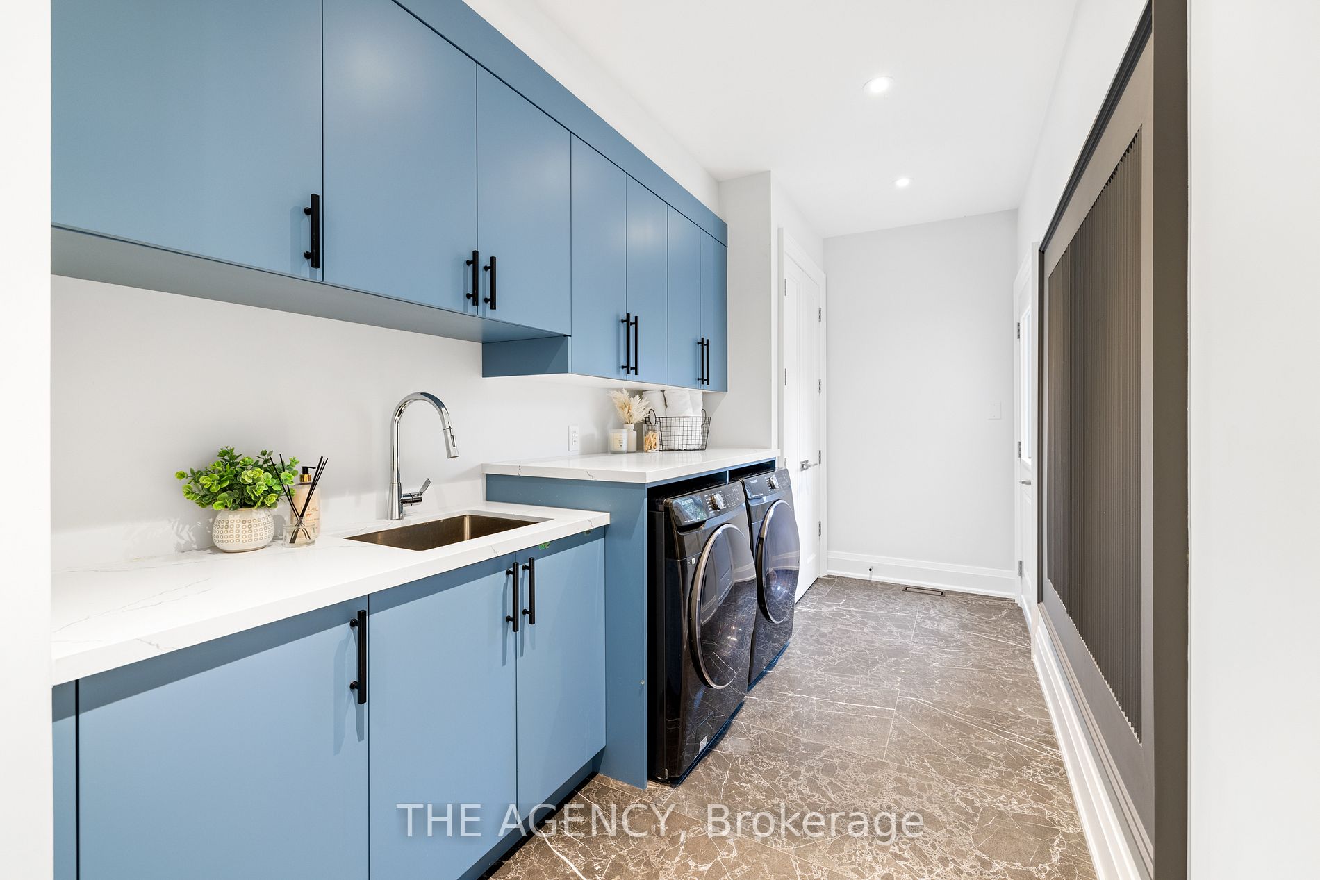 988 Lockwood Circ