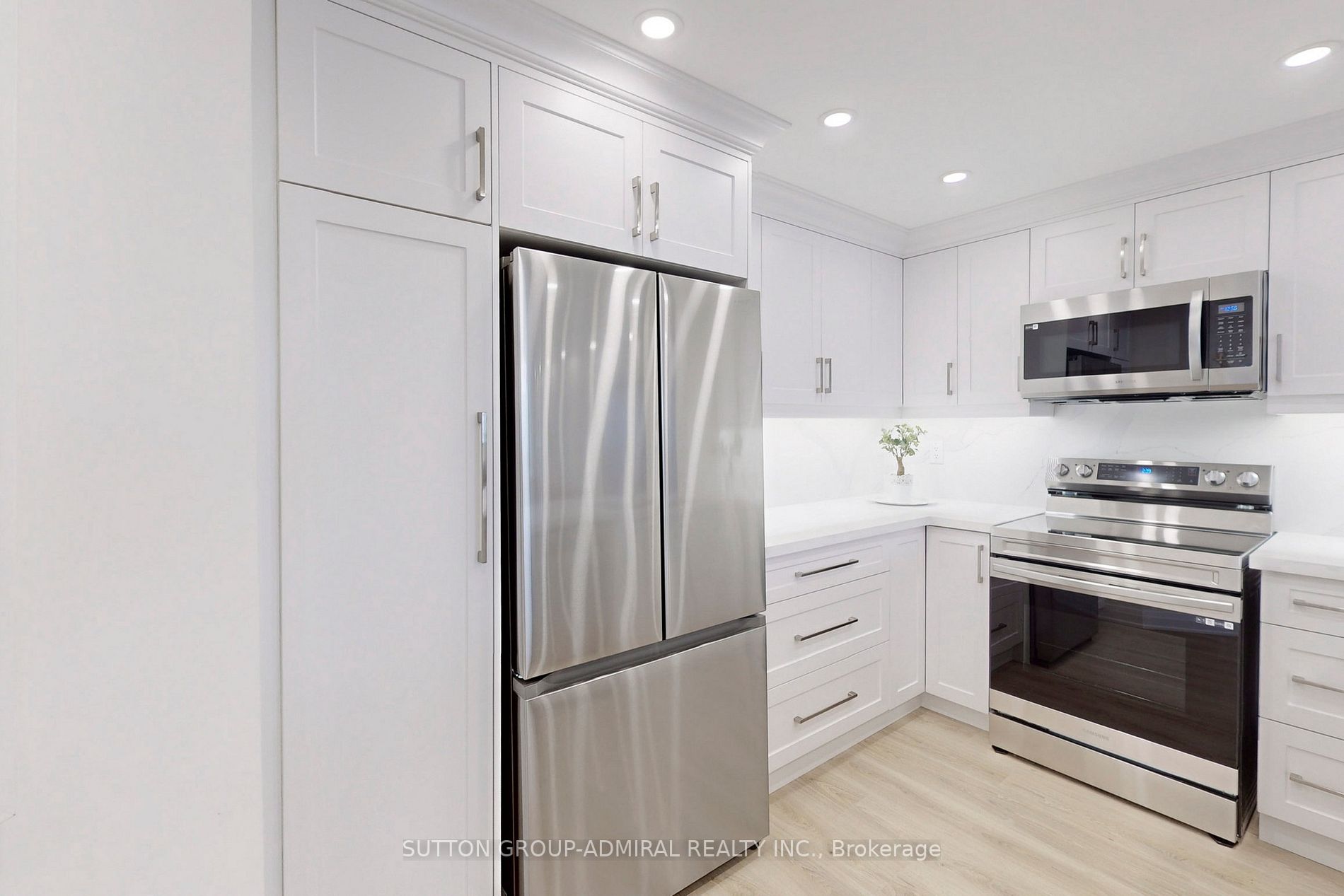 7460 Bathurst St, #706