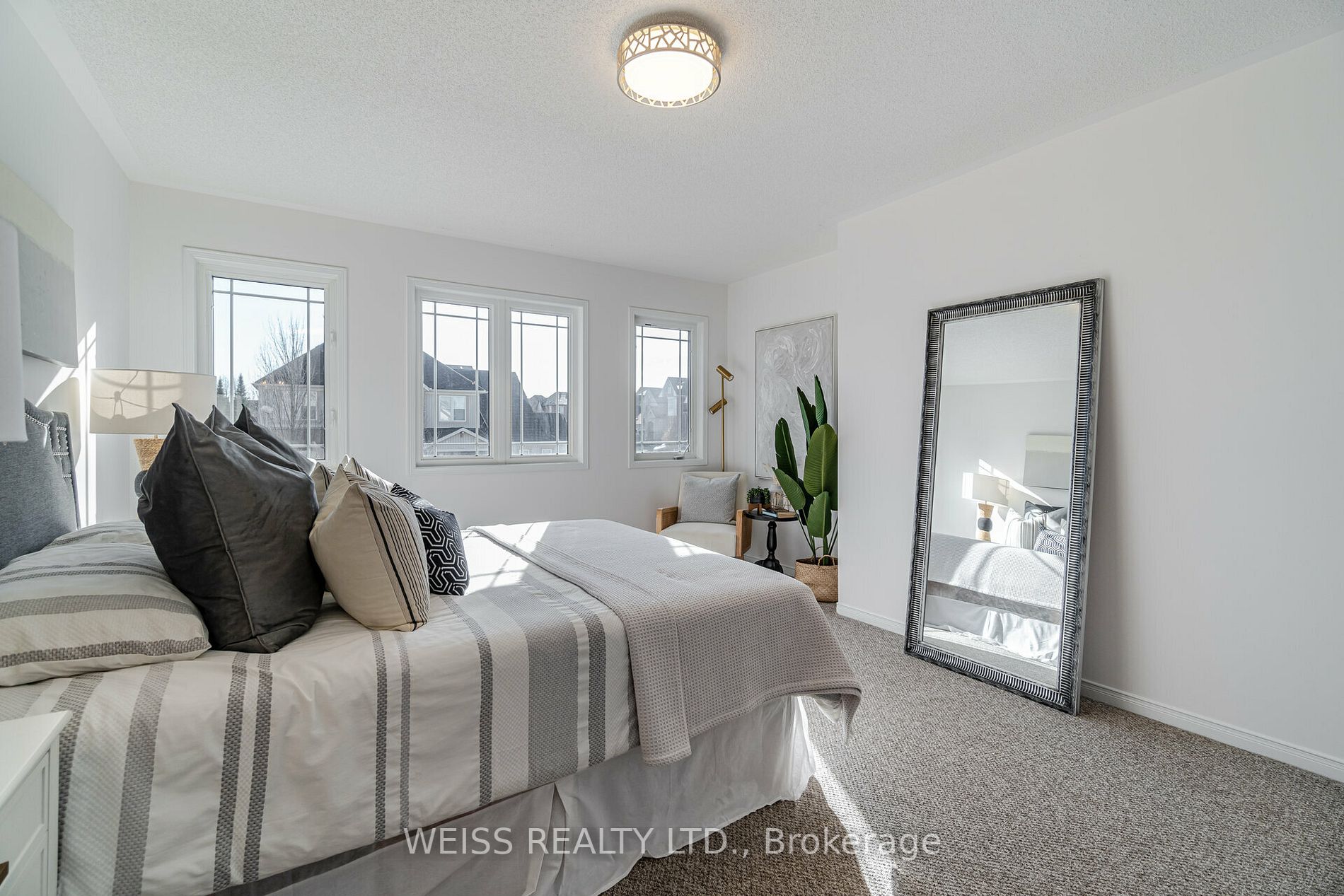 4 Cozens Dr N