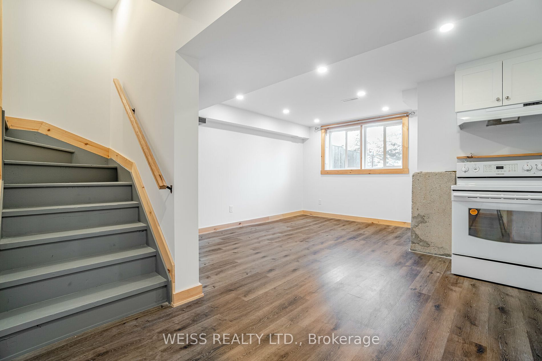 4 Cozens Dr N