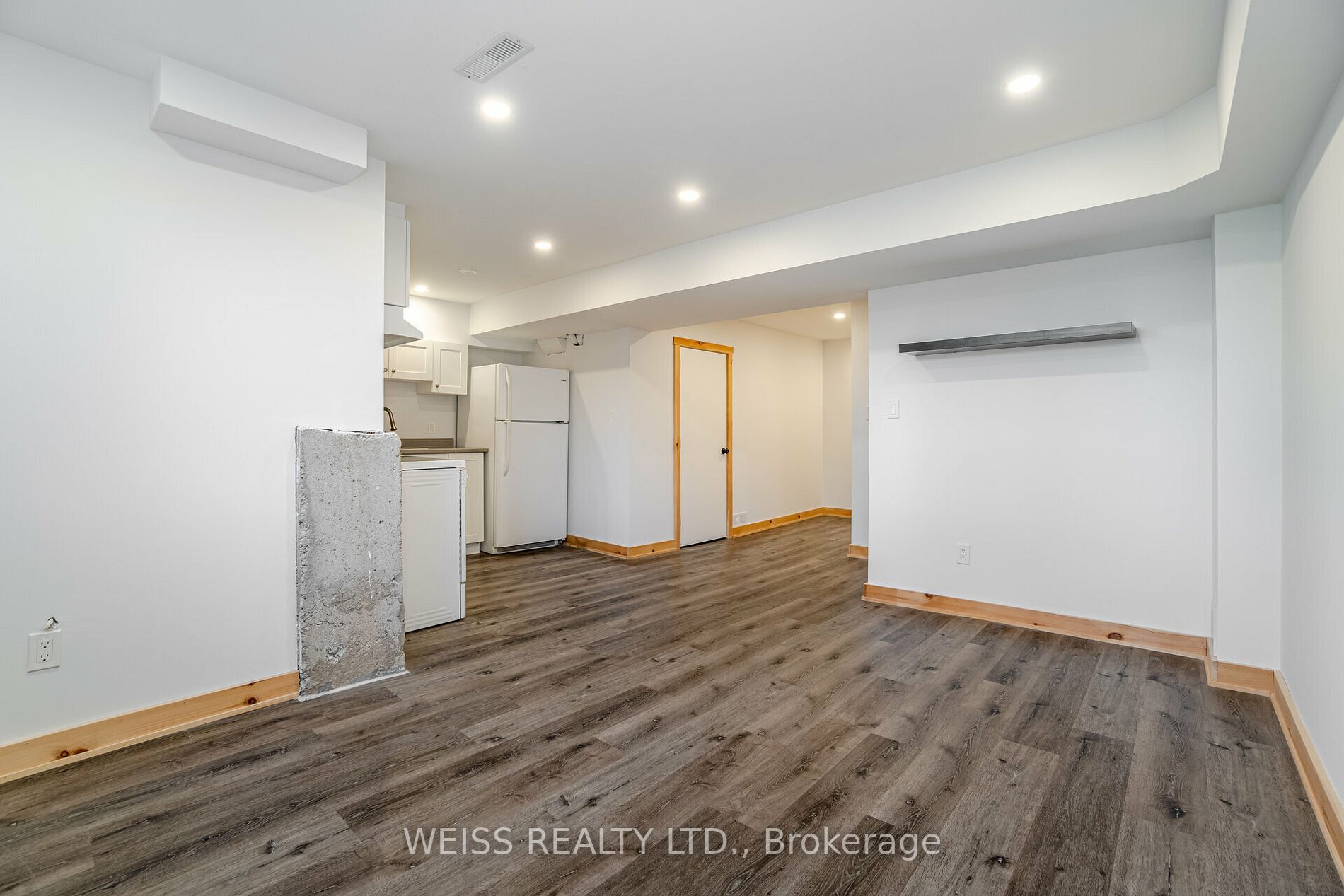 4 Cozens Dr N
