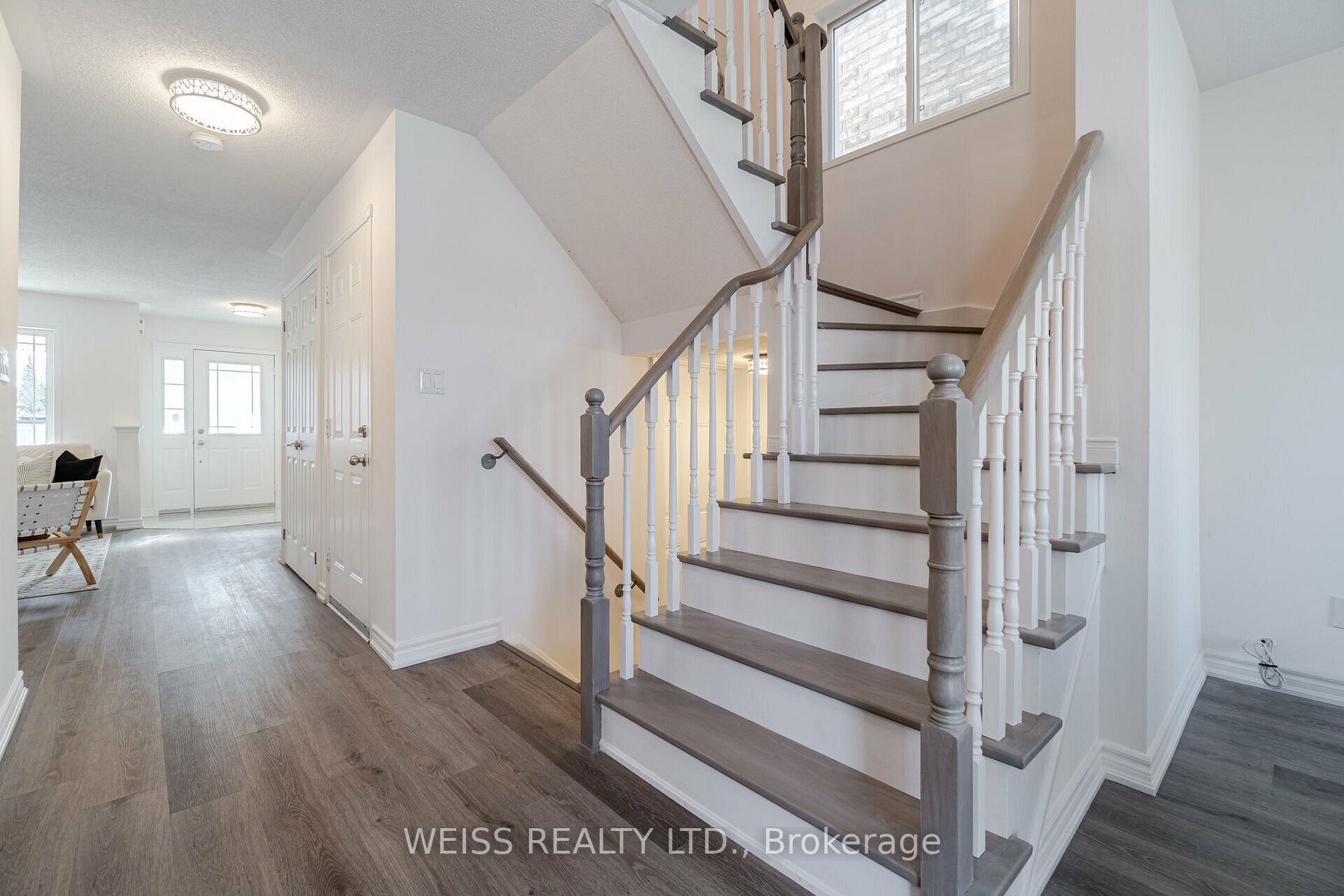 4 Cozens Dr N