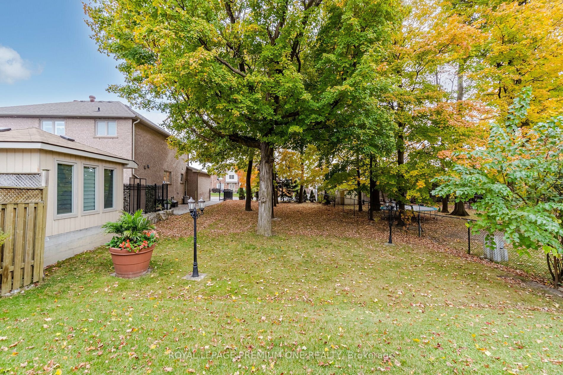 49 Pine Hollow Cres