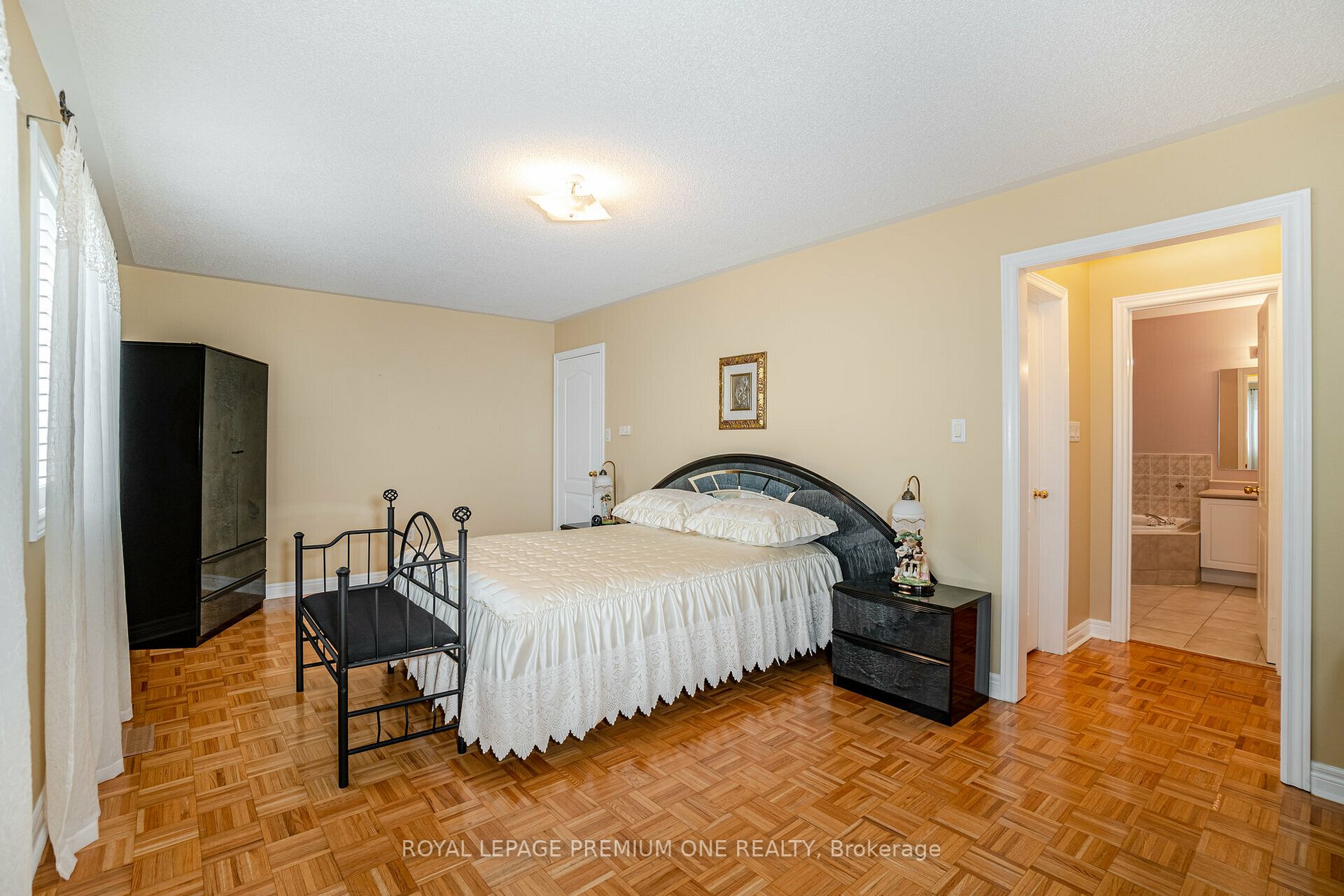 49 Pine Hollow Cres
