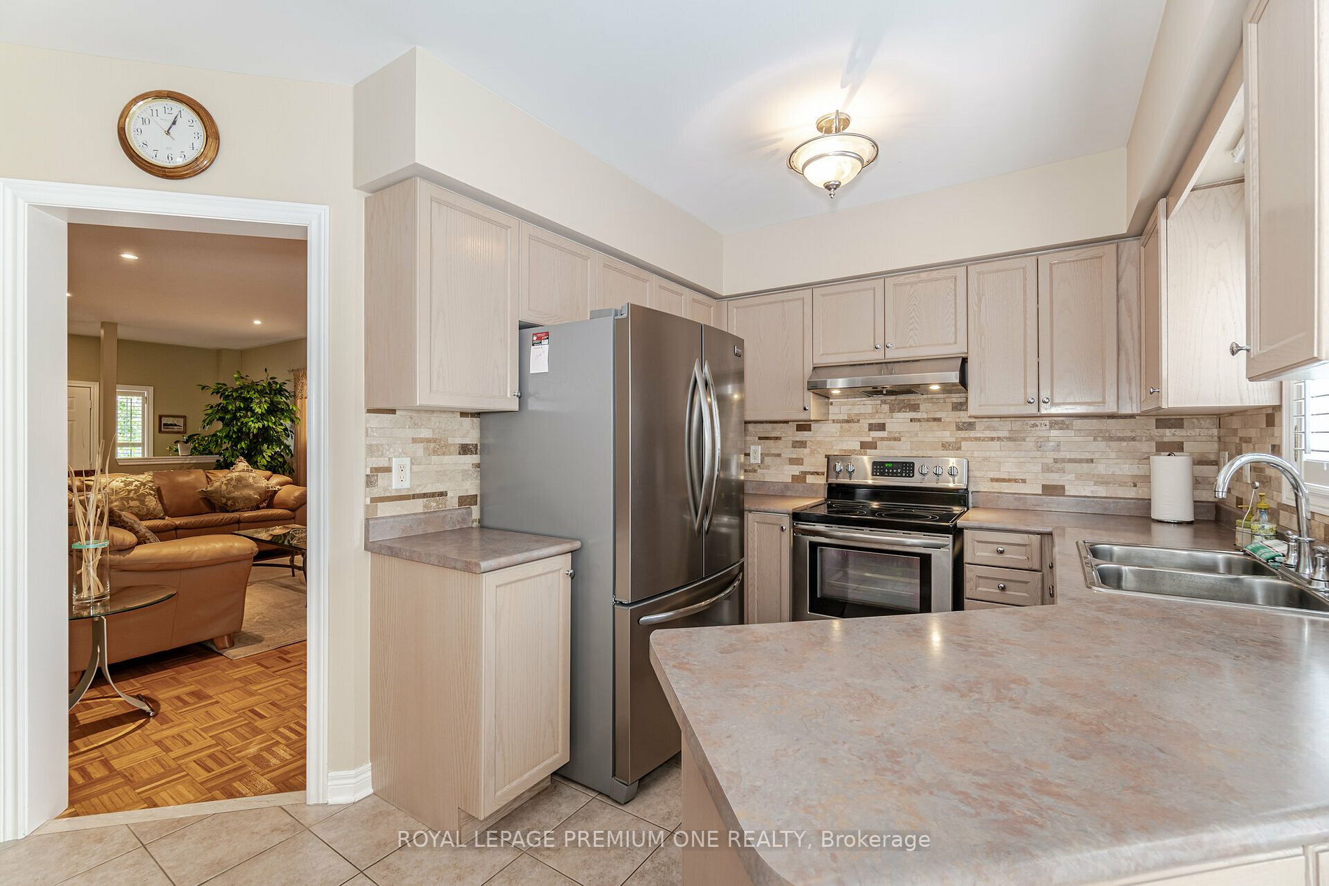 49 Pine Hollow Cres