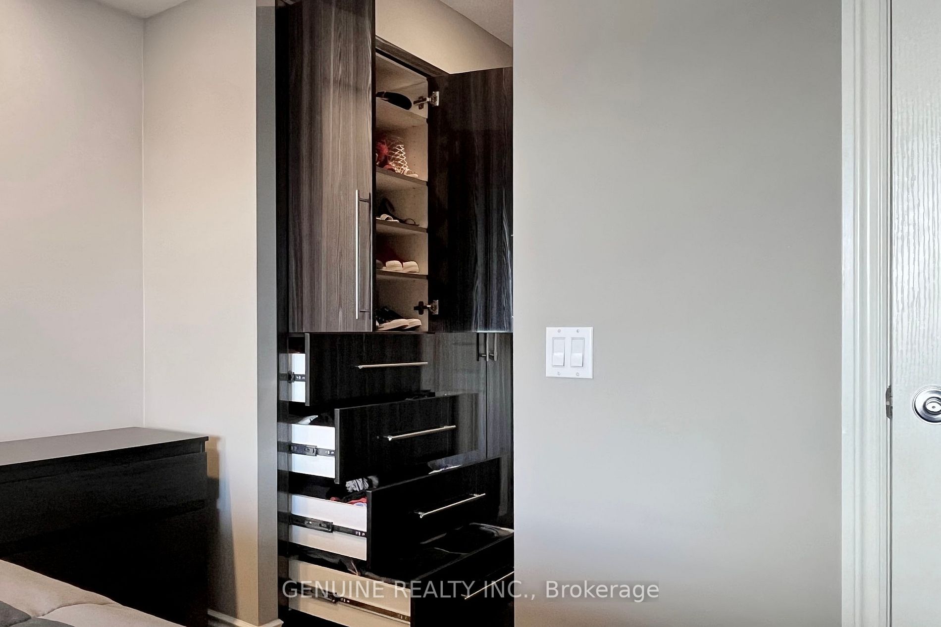 9015 Leslie St, #1018