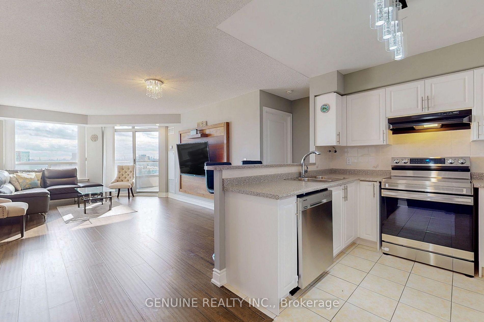 9015 Leslie St, #1018