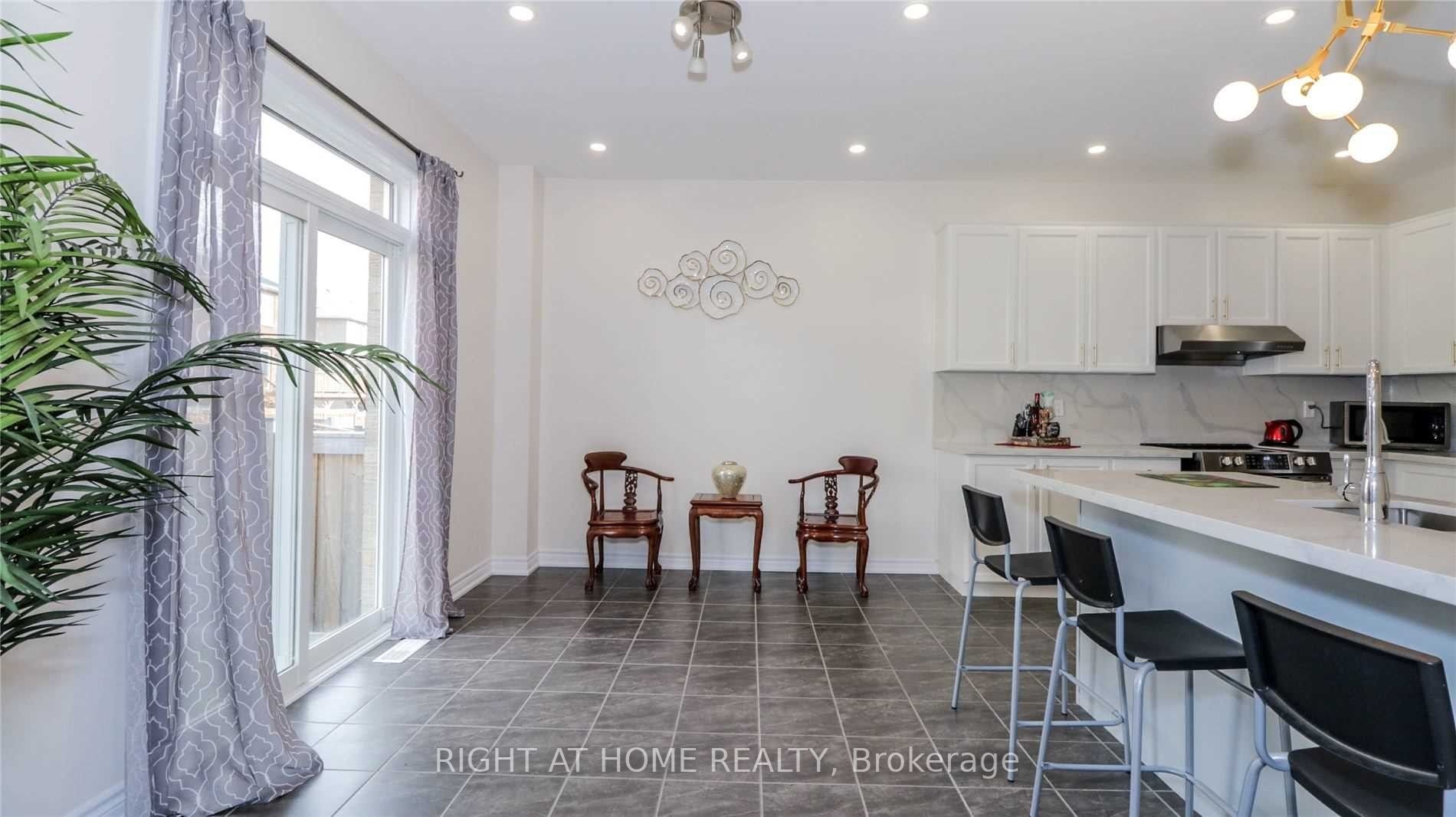 76 Hopkins Cres