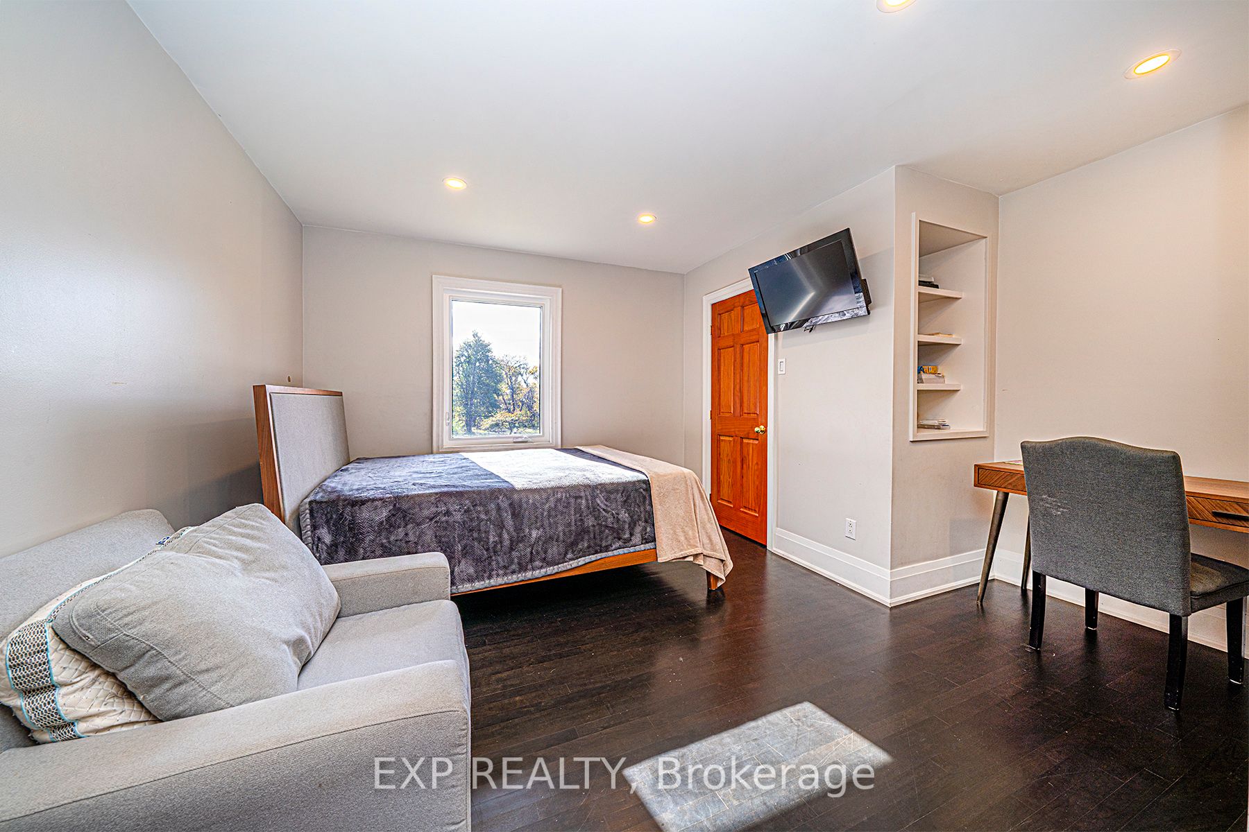 390 Mill St