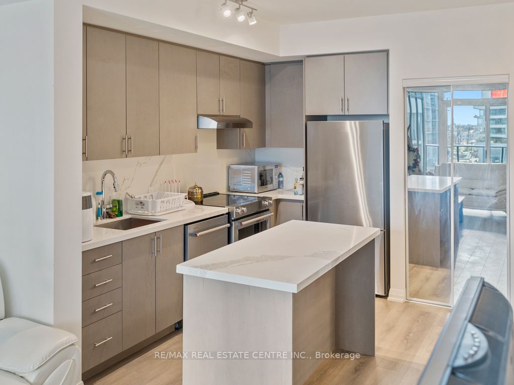 9000 Jane St, #410