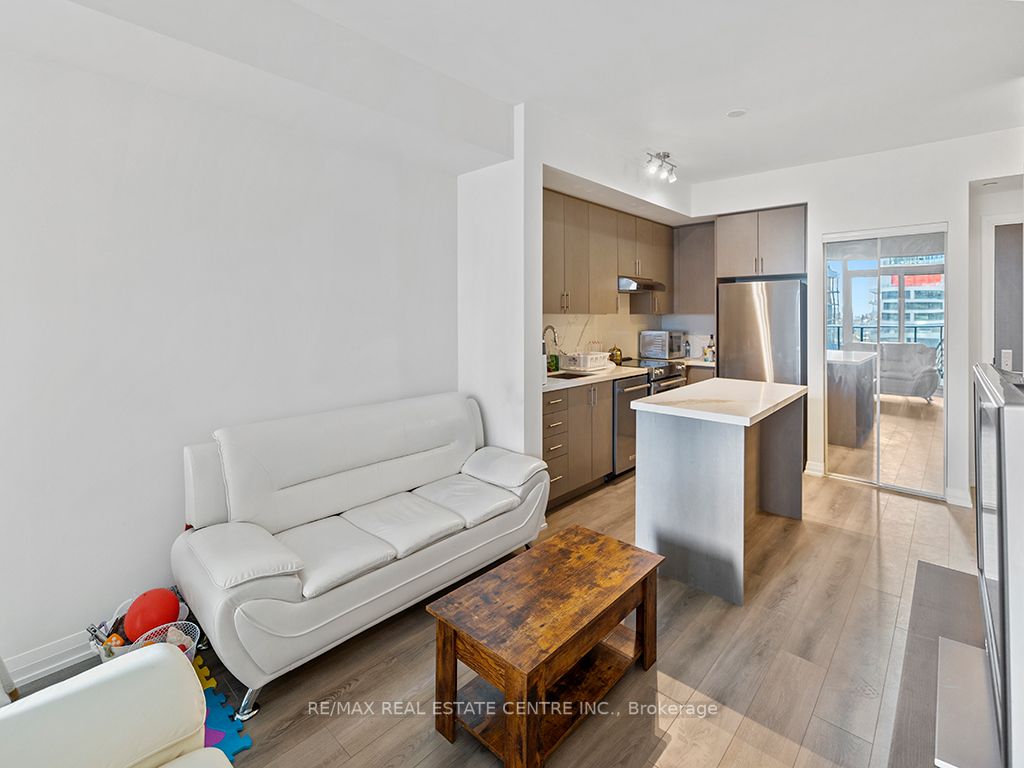 9000 Jane St, #410