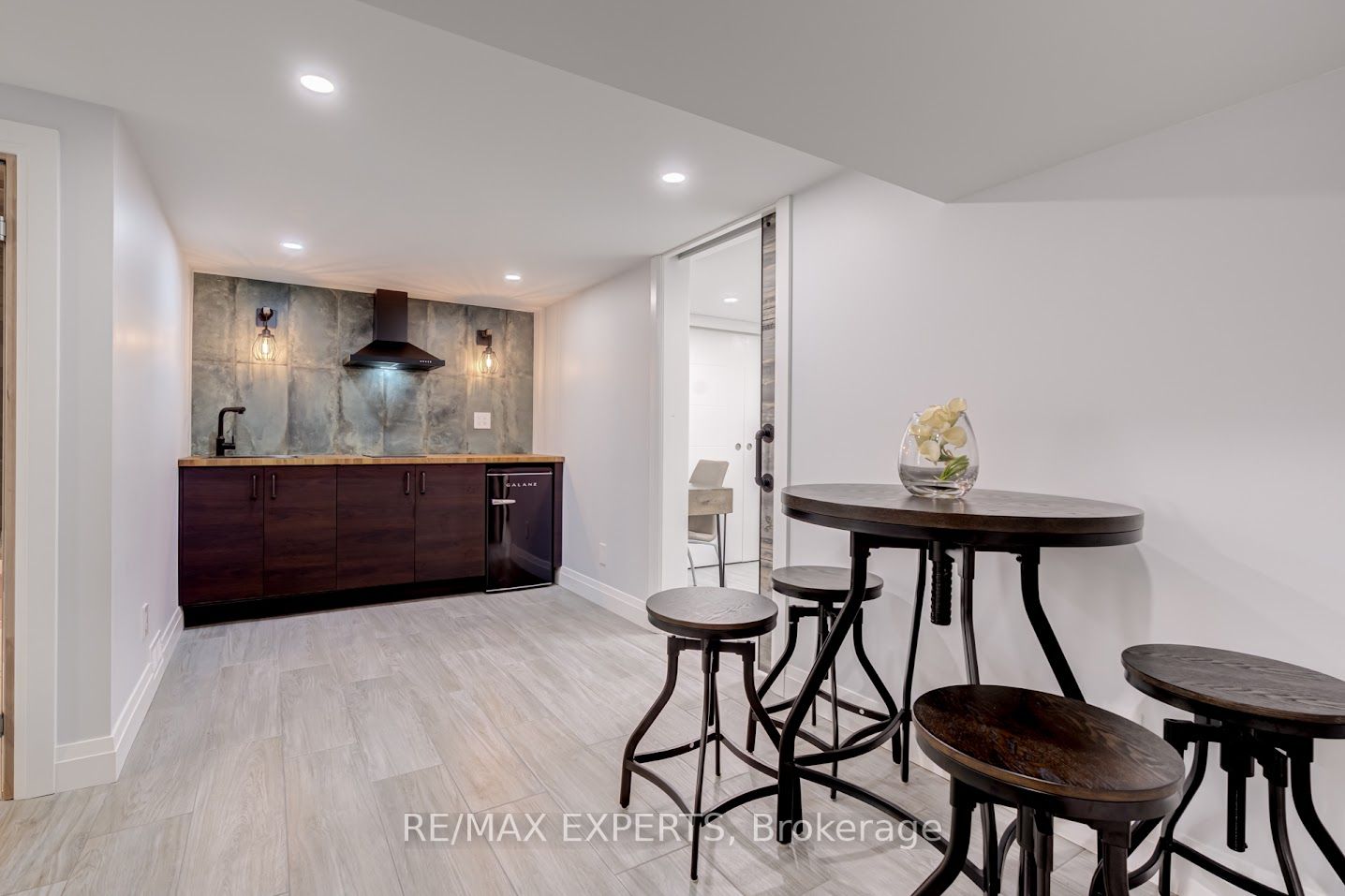 6 Cedar Cres