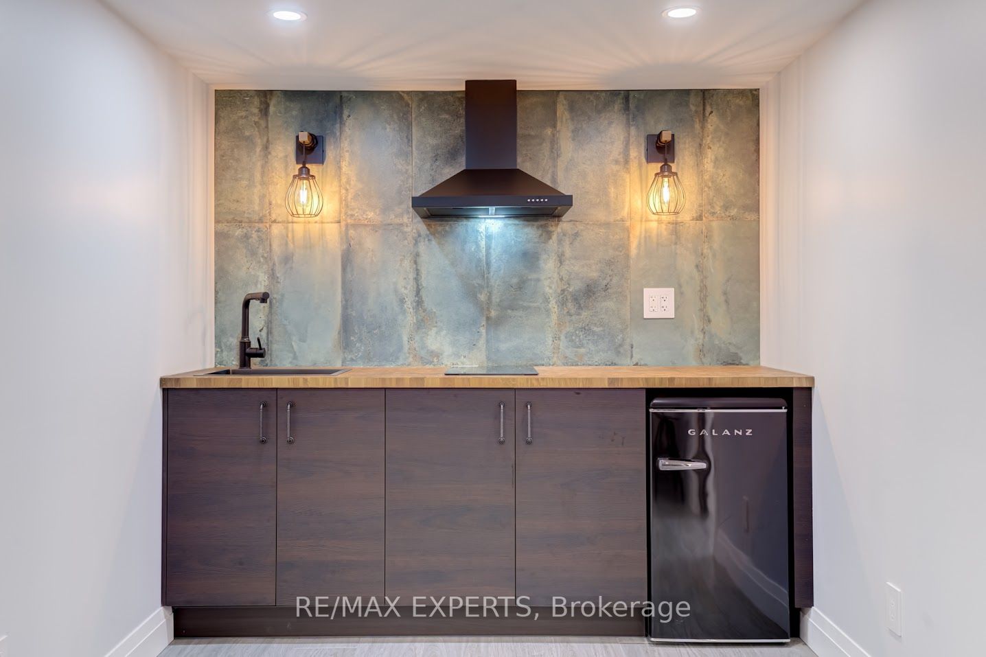 6 Cedar Cres