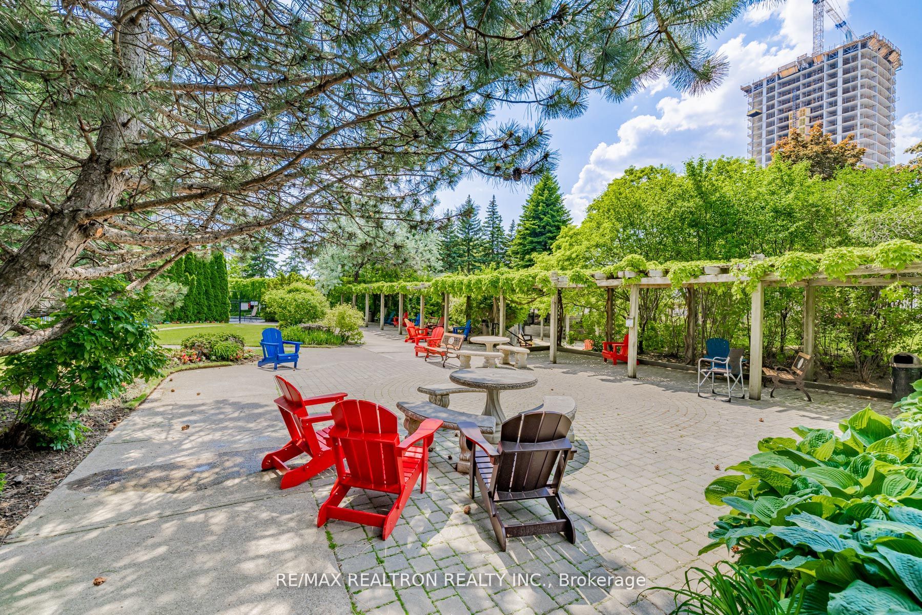 7440 Bathurst St, #301