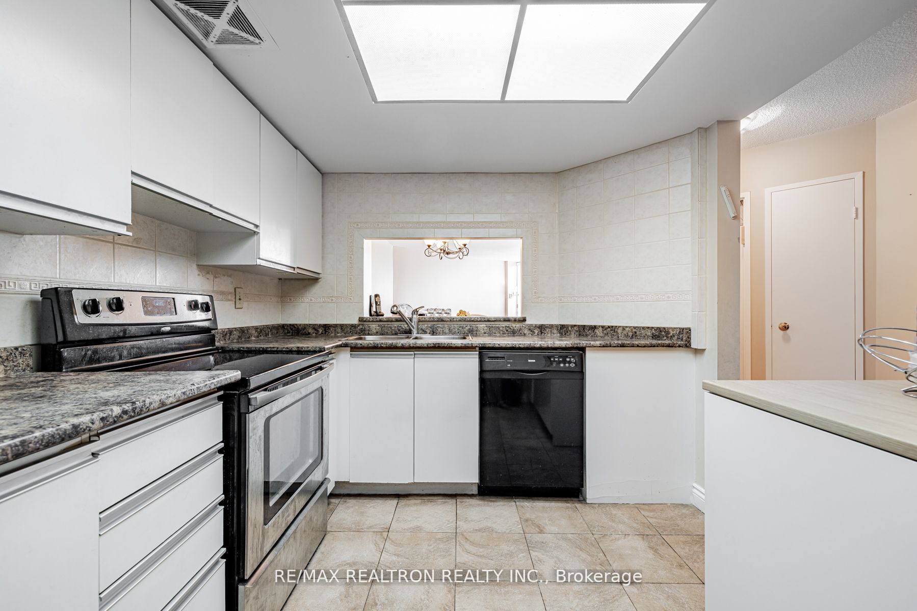 7440 Bathurst St, #301