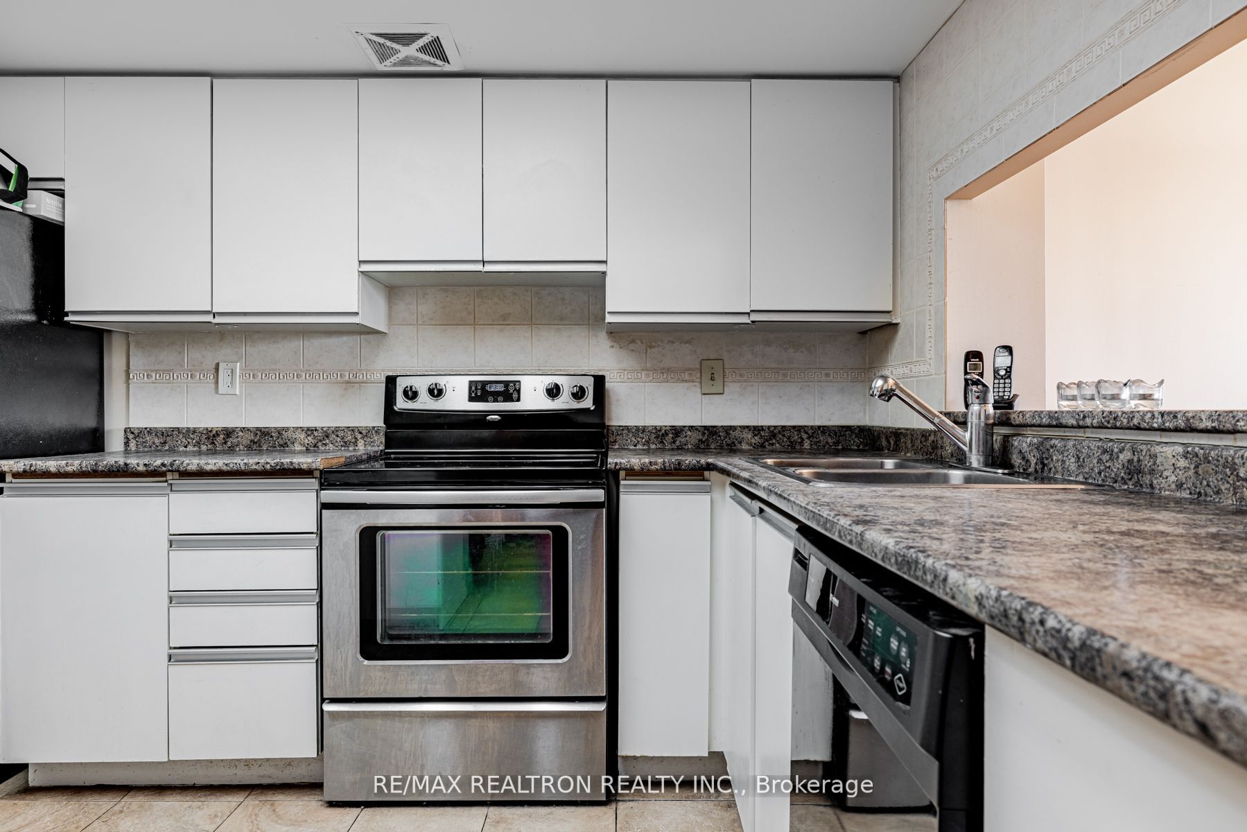 7440 Bathurst St, #301
