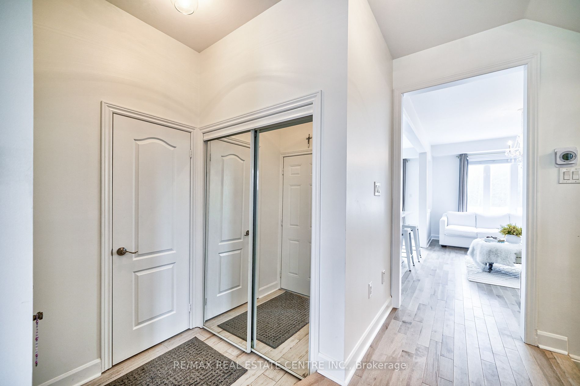 91 Collier Cres