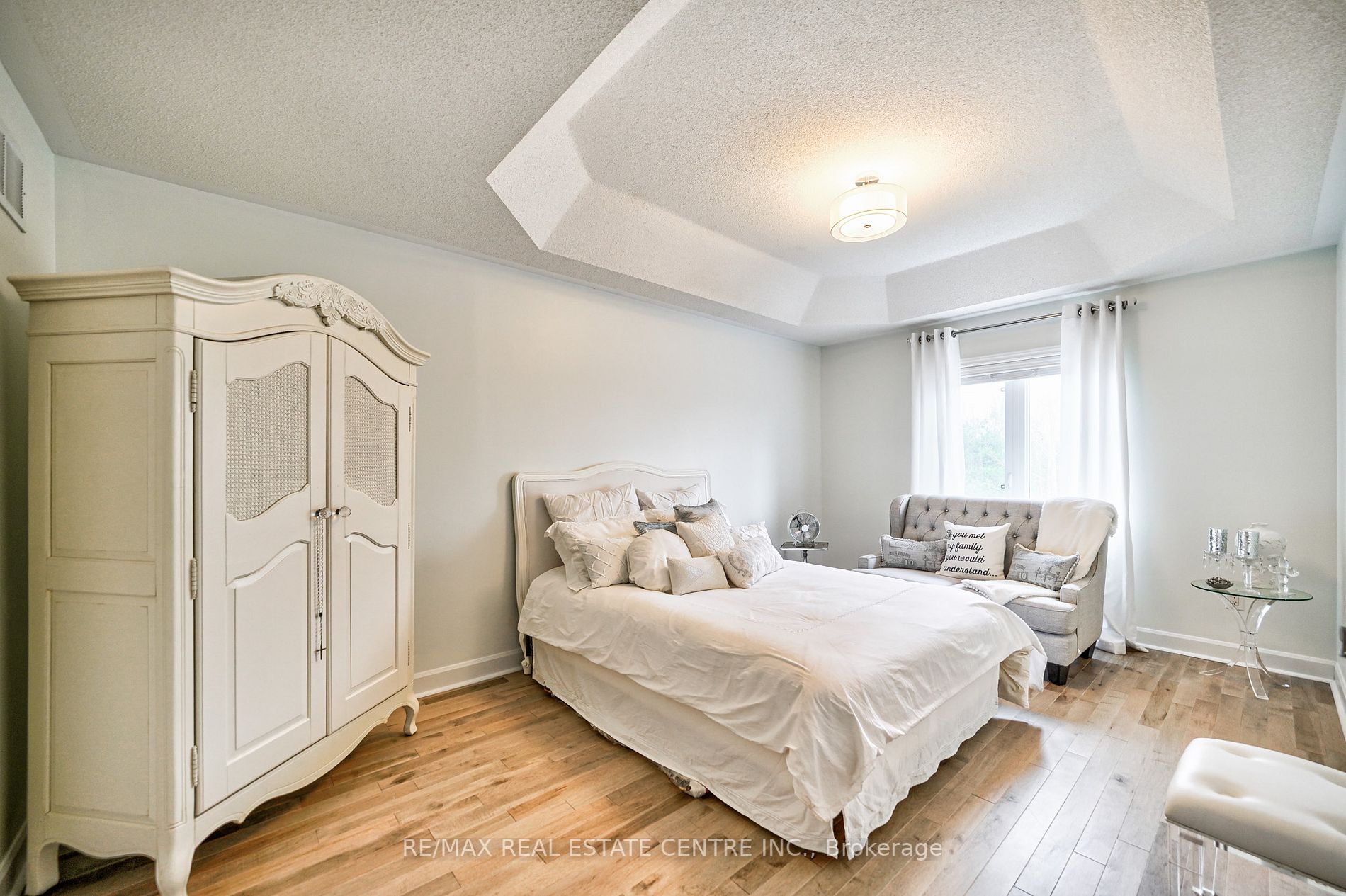 91 Collier Cres
