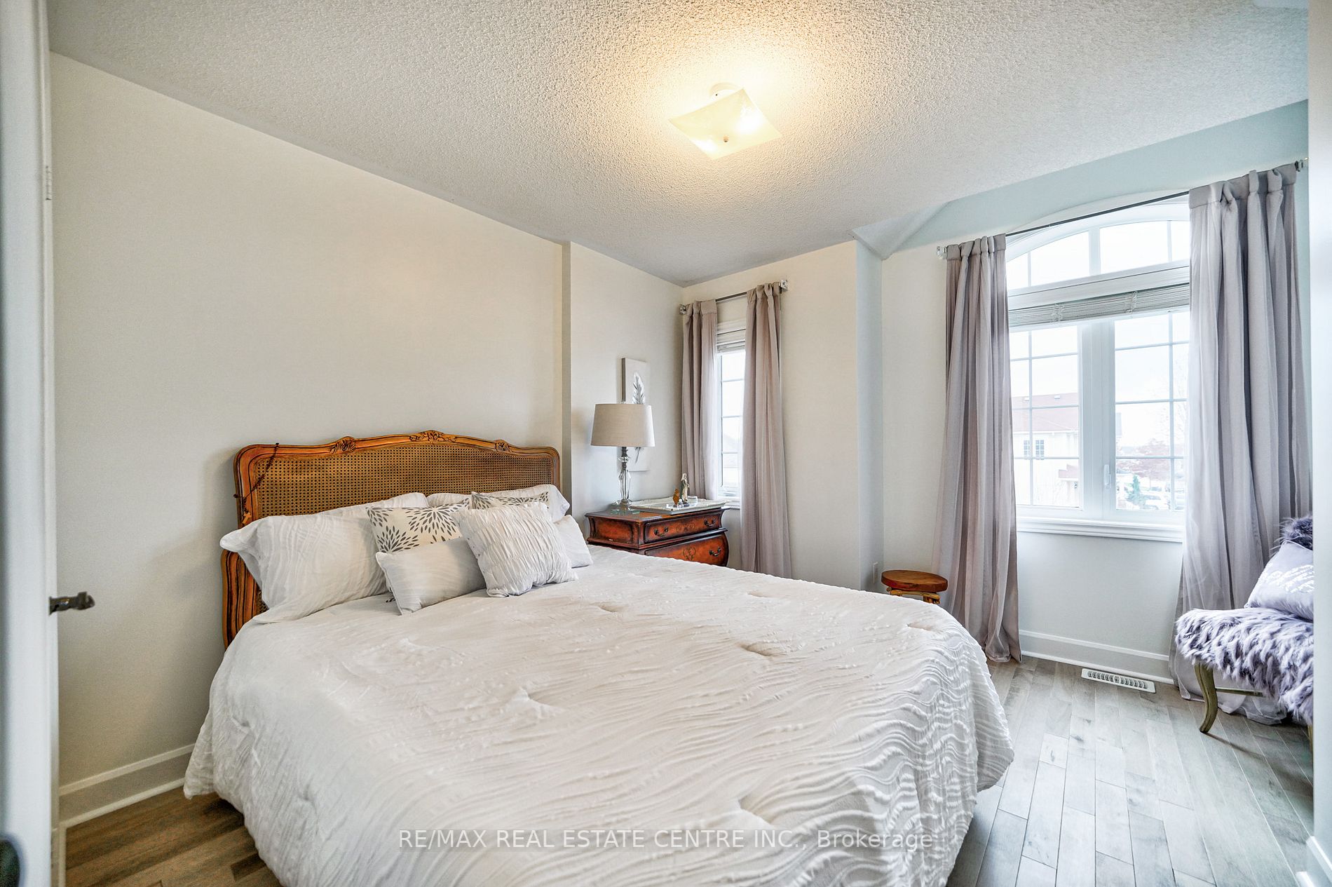 91 Collier Cres