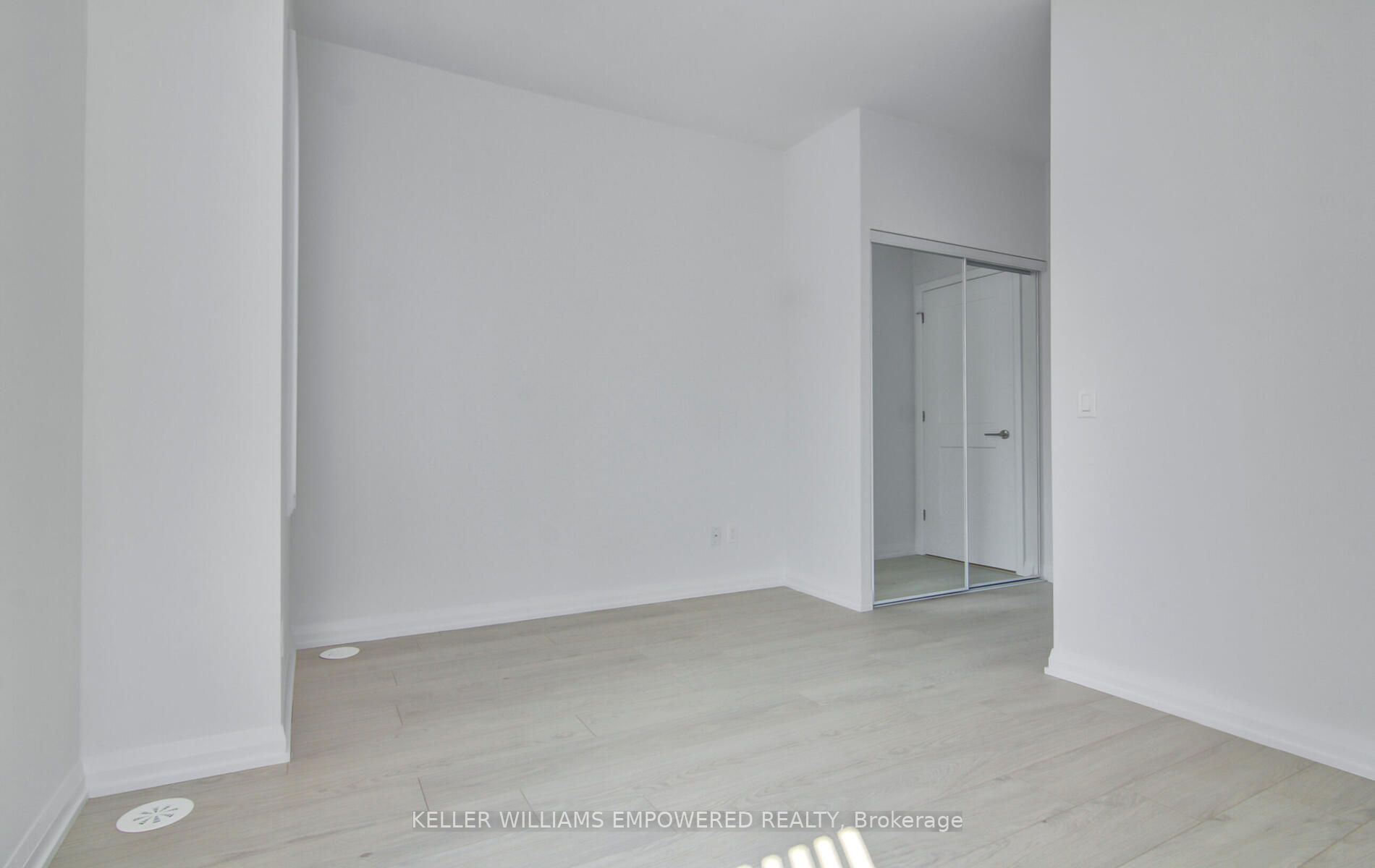 1050 Portage Pkwy, #Th40