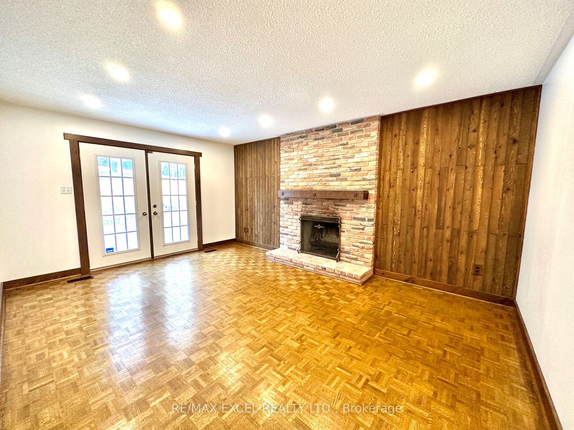 8 Blue Grass Dr