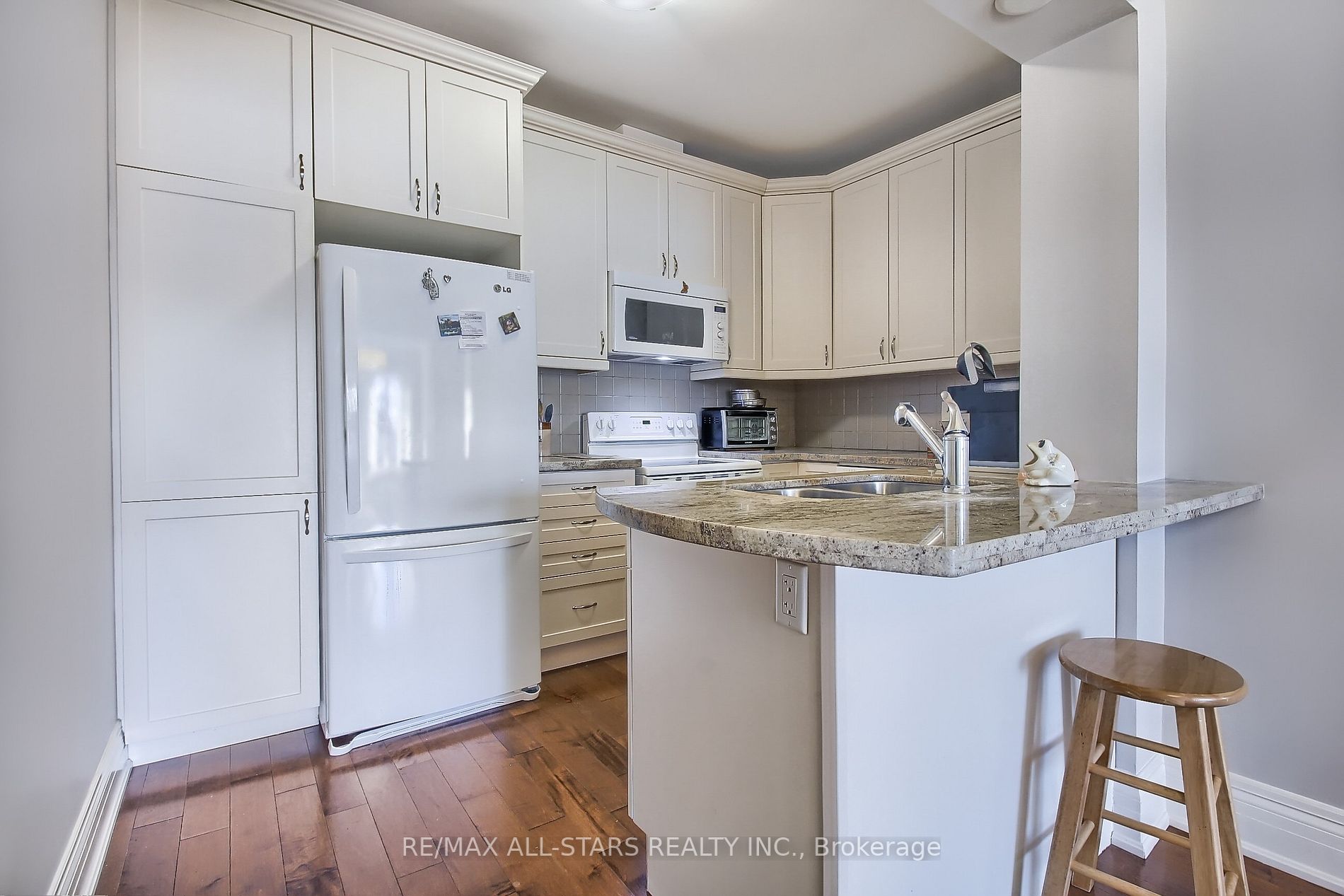 80 Burns Blvd, #208
