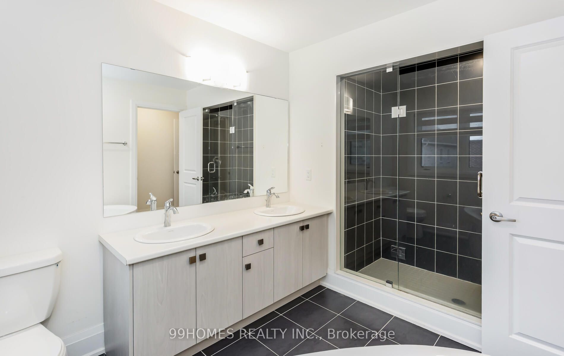 94 Ferragine Cres