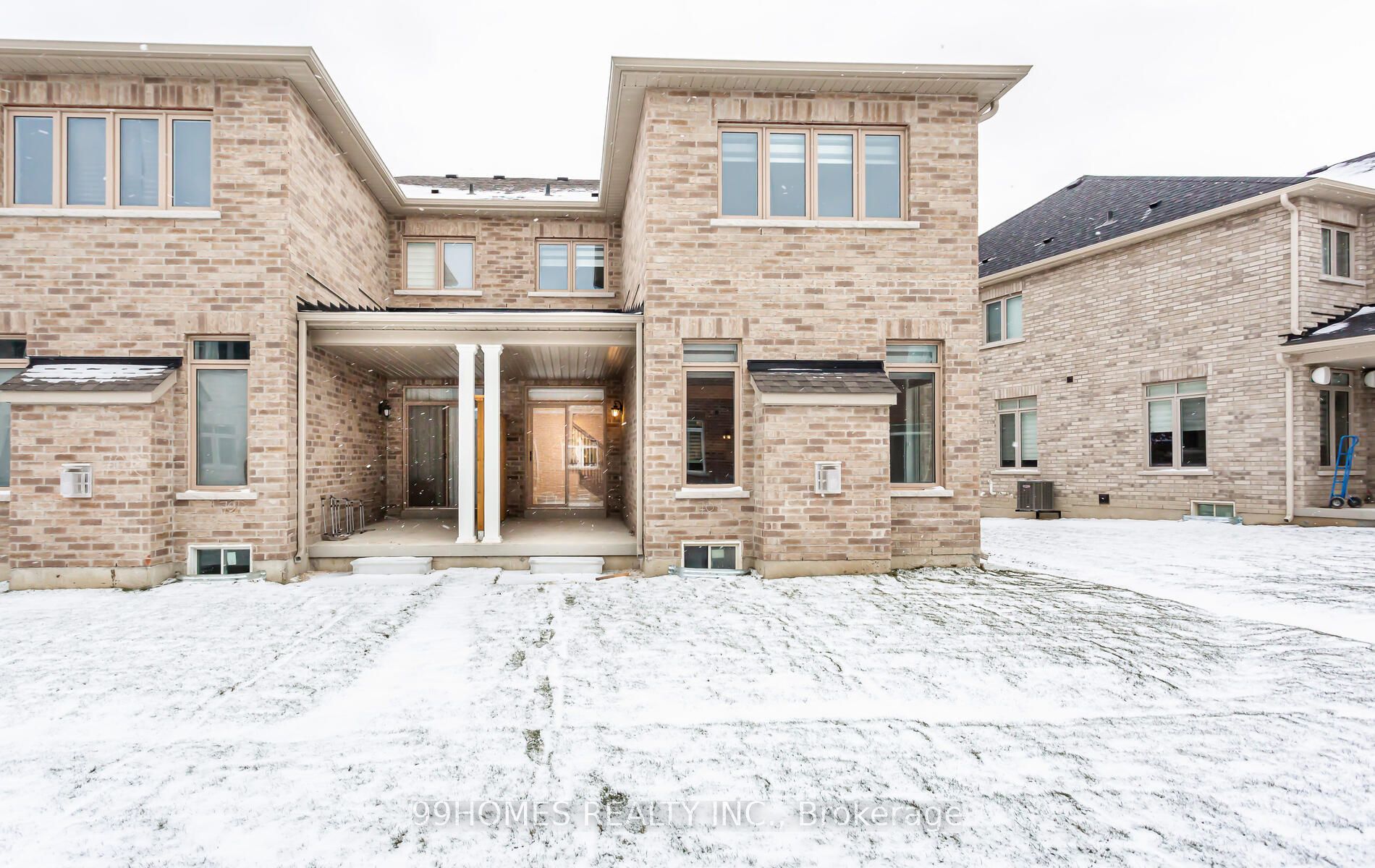 94 Ferragine Cres