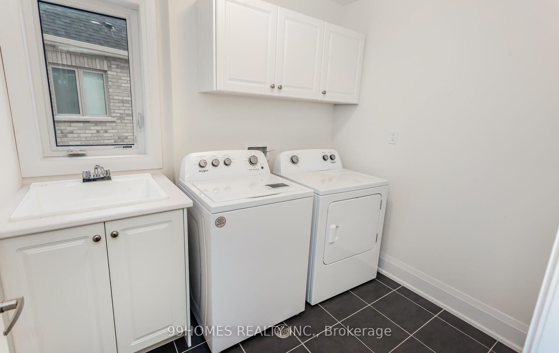 94 Ferragine Cres