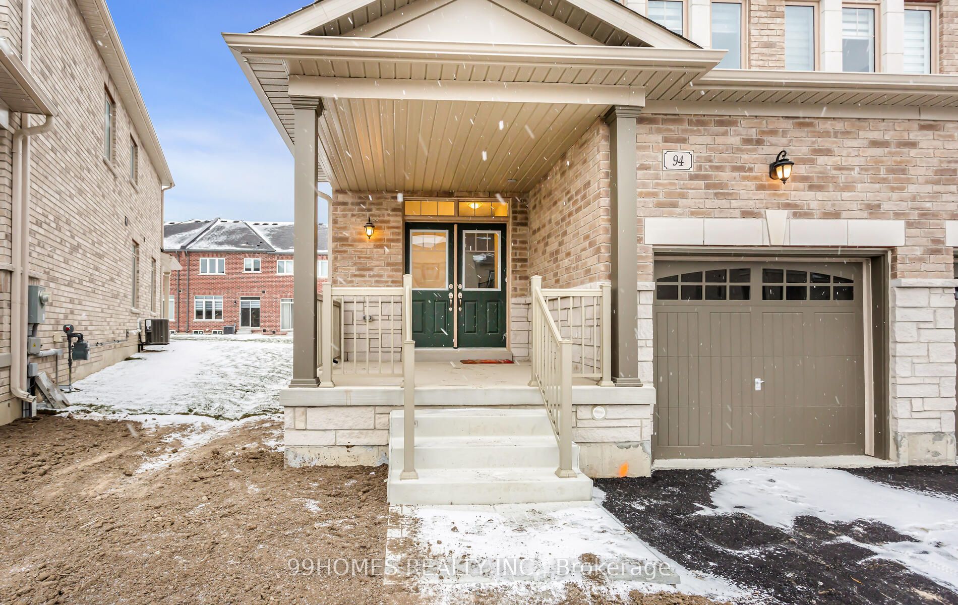 94 Ferragine Cres