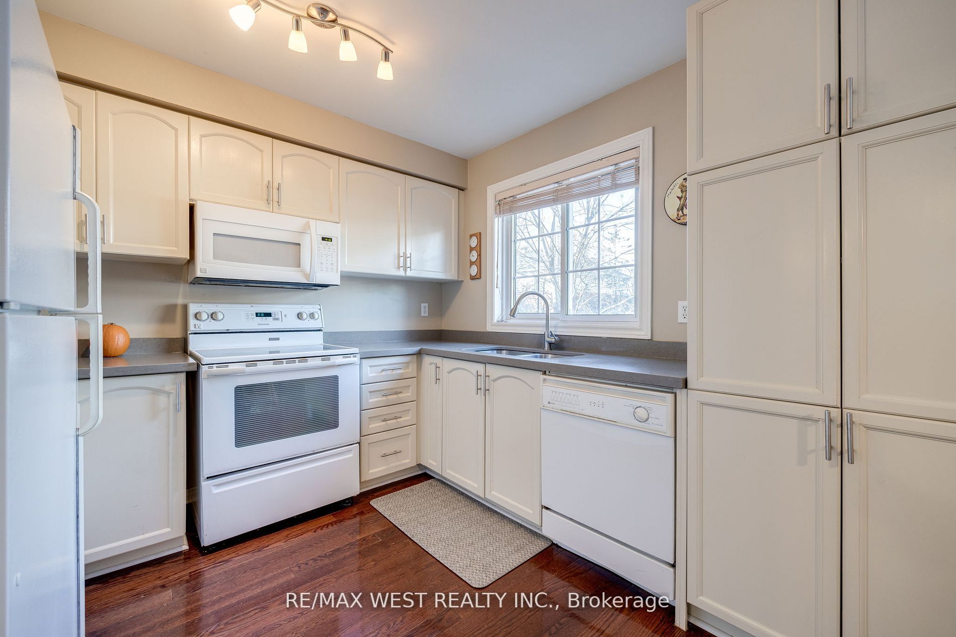 15 Mosaics Avenue, #15