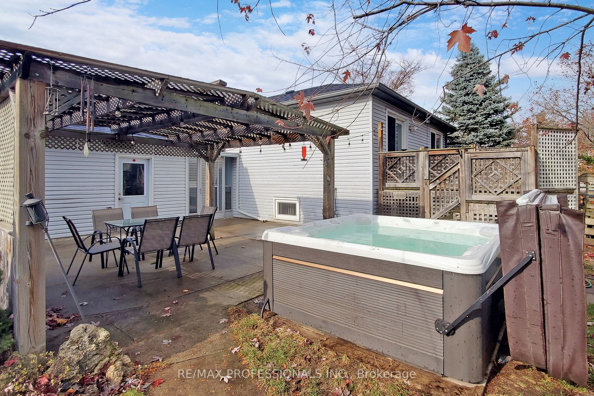 6 Carolyne St