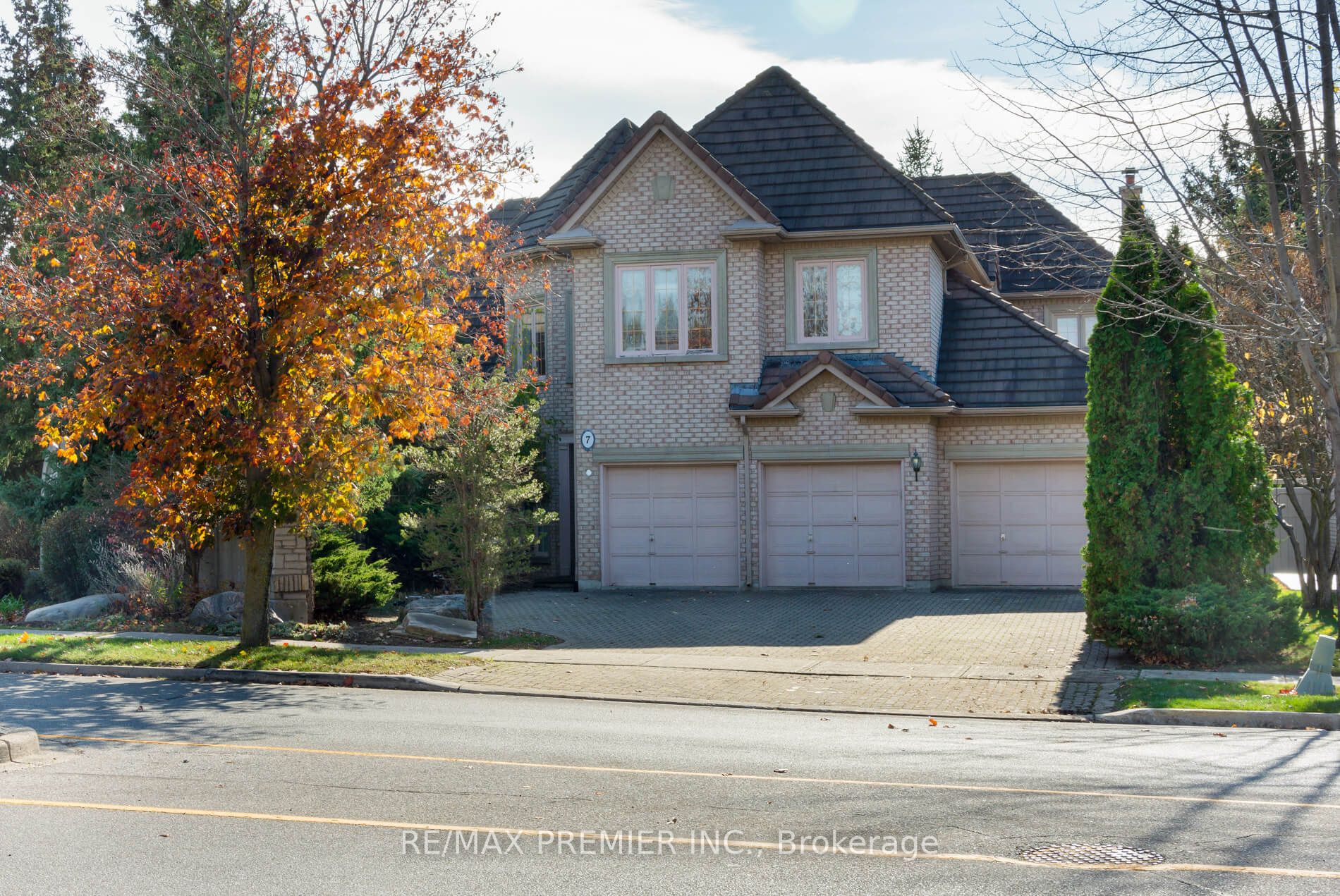 7 Thomson Creek Blvd