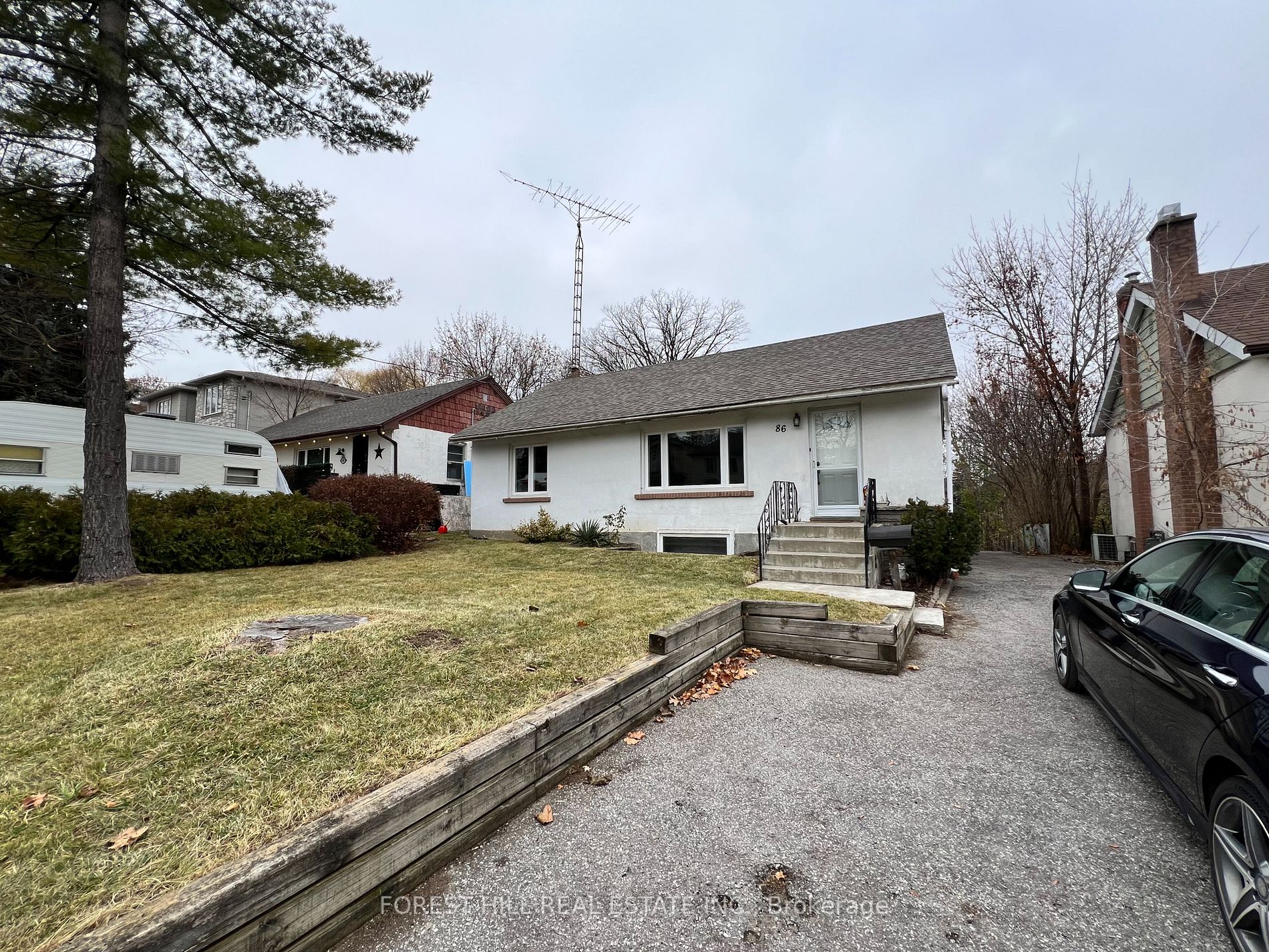 86 Grandview Ave, #Main Fl