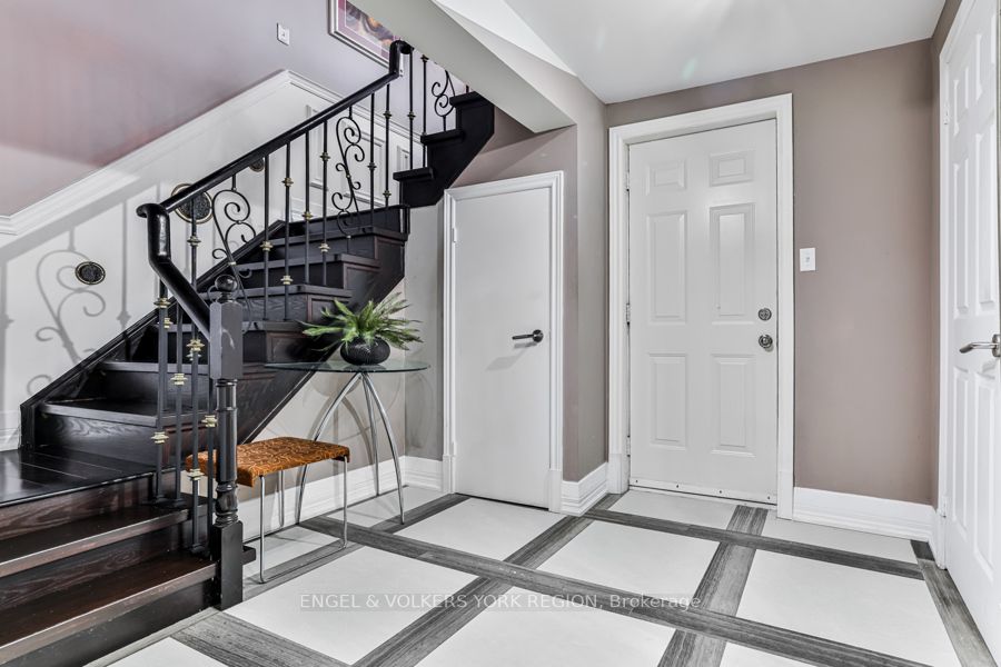 6 Edgemont Court