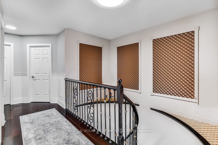 6 Edgemont Court