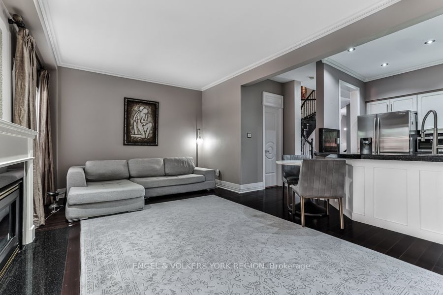 6 Edgemont Court